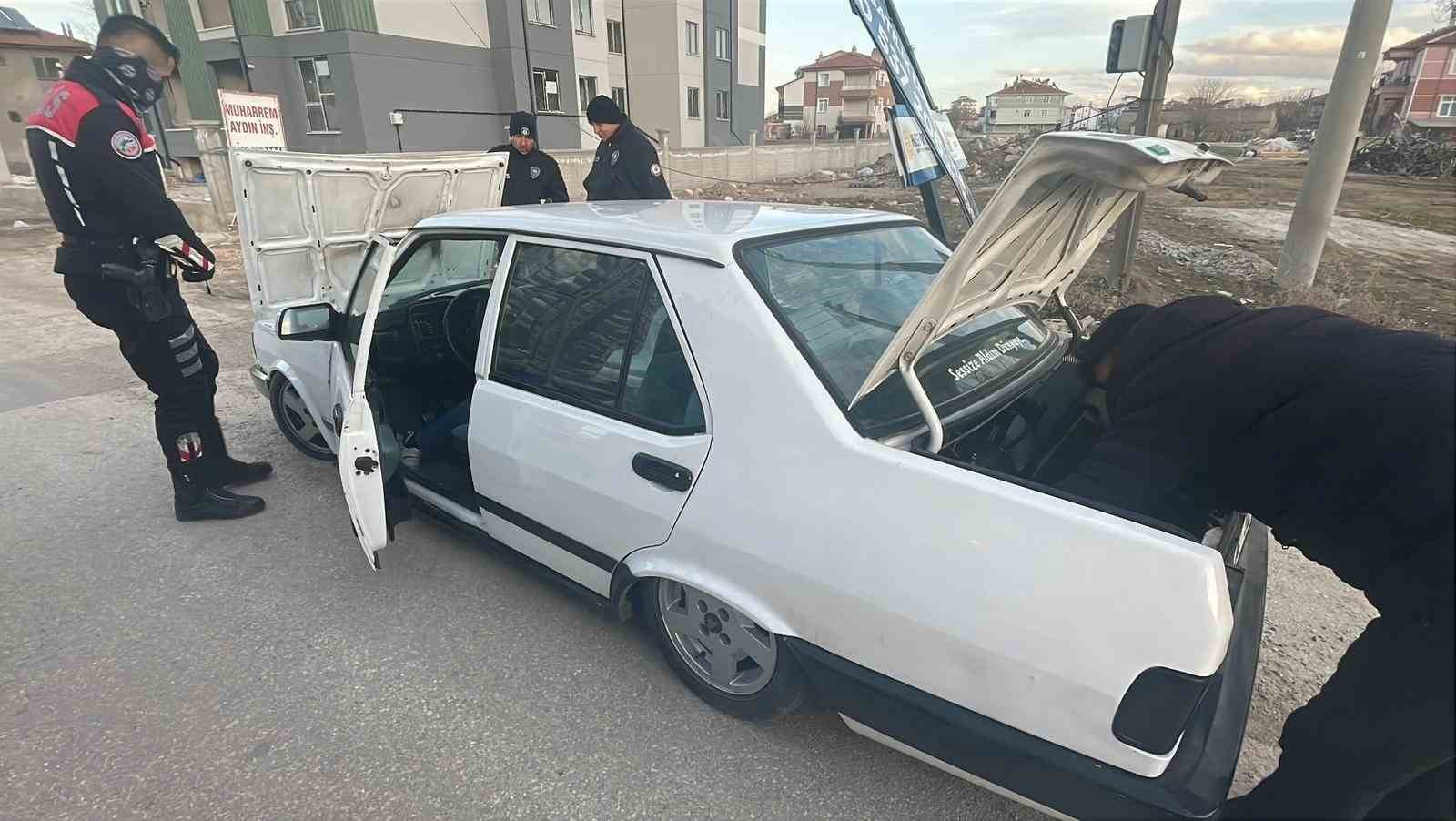 Trafikten men edilen yere yakın Tofaş güçlükle çekiye yüklendi
