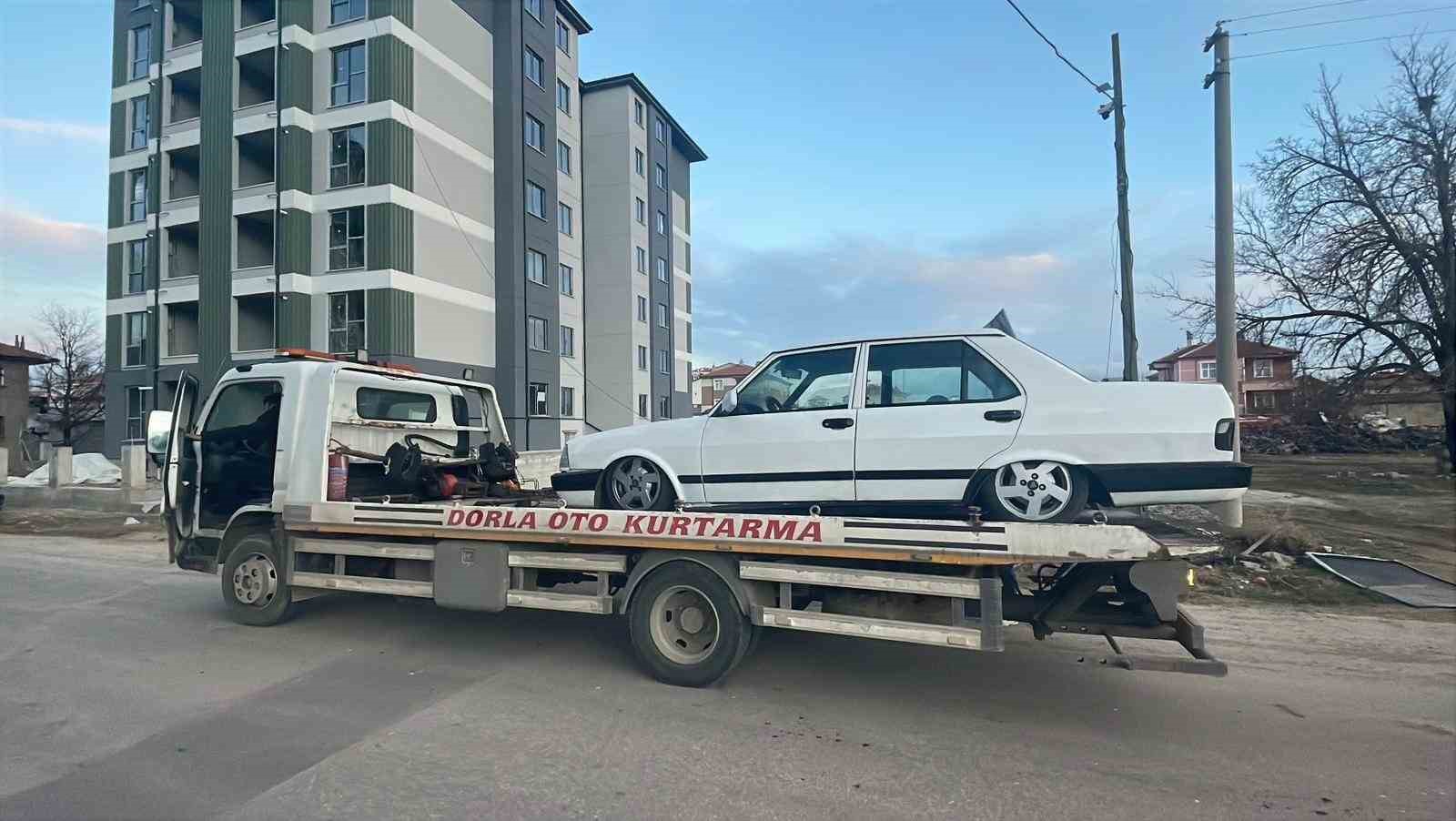 Trafikten men edilen yere yakın Tofaş güçlükle çekiye yüklendi
