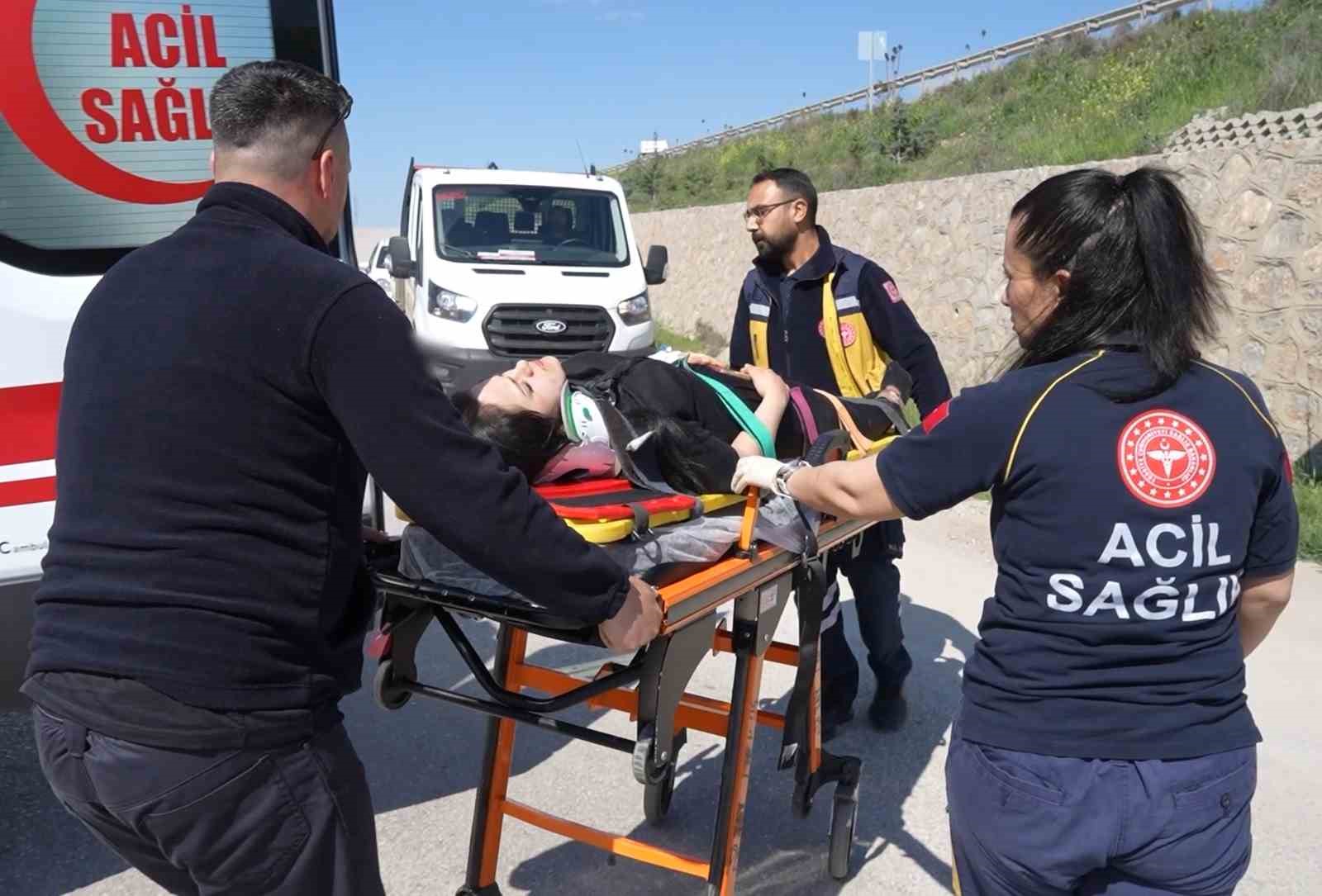 Traktör ile otomobil kafa kafaya çarpıştı: 5 yaralı
