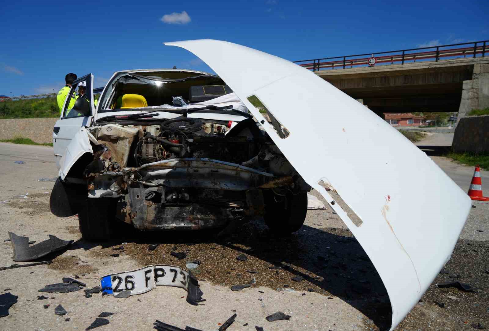 Traktör ile otomobil kafa kafaya çarpıştı: 5 yaralı
