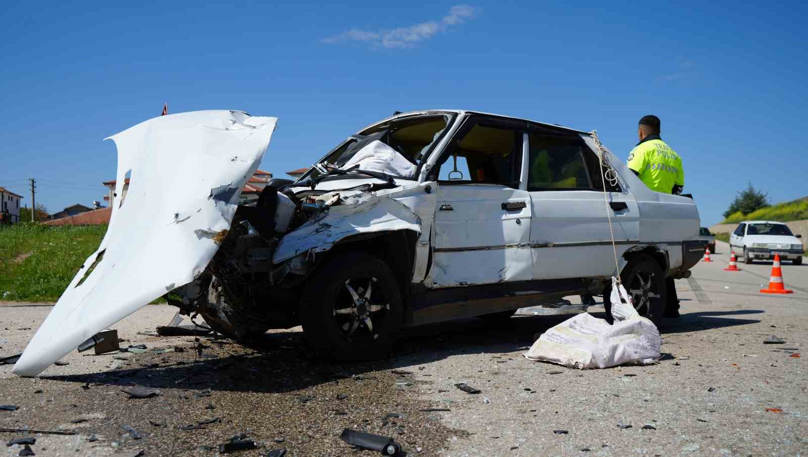 Traktör ile otomobil kafa kafaya çarpıştı: 5 yaralı
