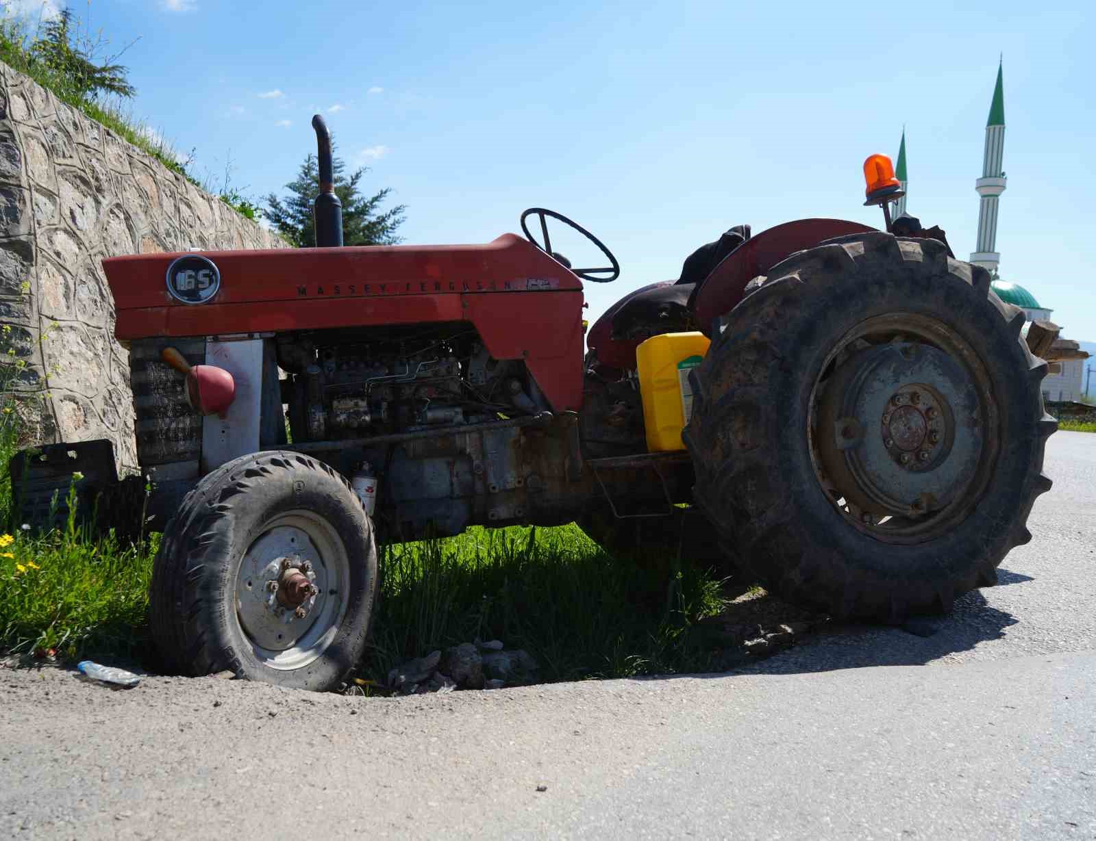 Traktör ile otomobil kafa kafaya çarpıştı: 5 yaralı
