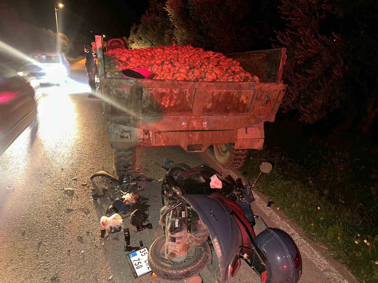Traktör römorkuna çarpan motosiklet sürücüsü ağır yaralandı
