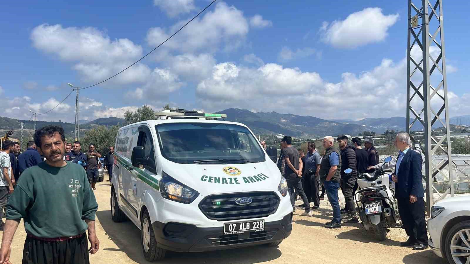 Traktör yol kenarındaki seraya devrildi: 1 ölü
