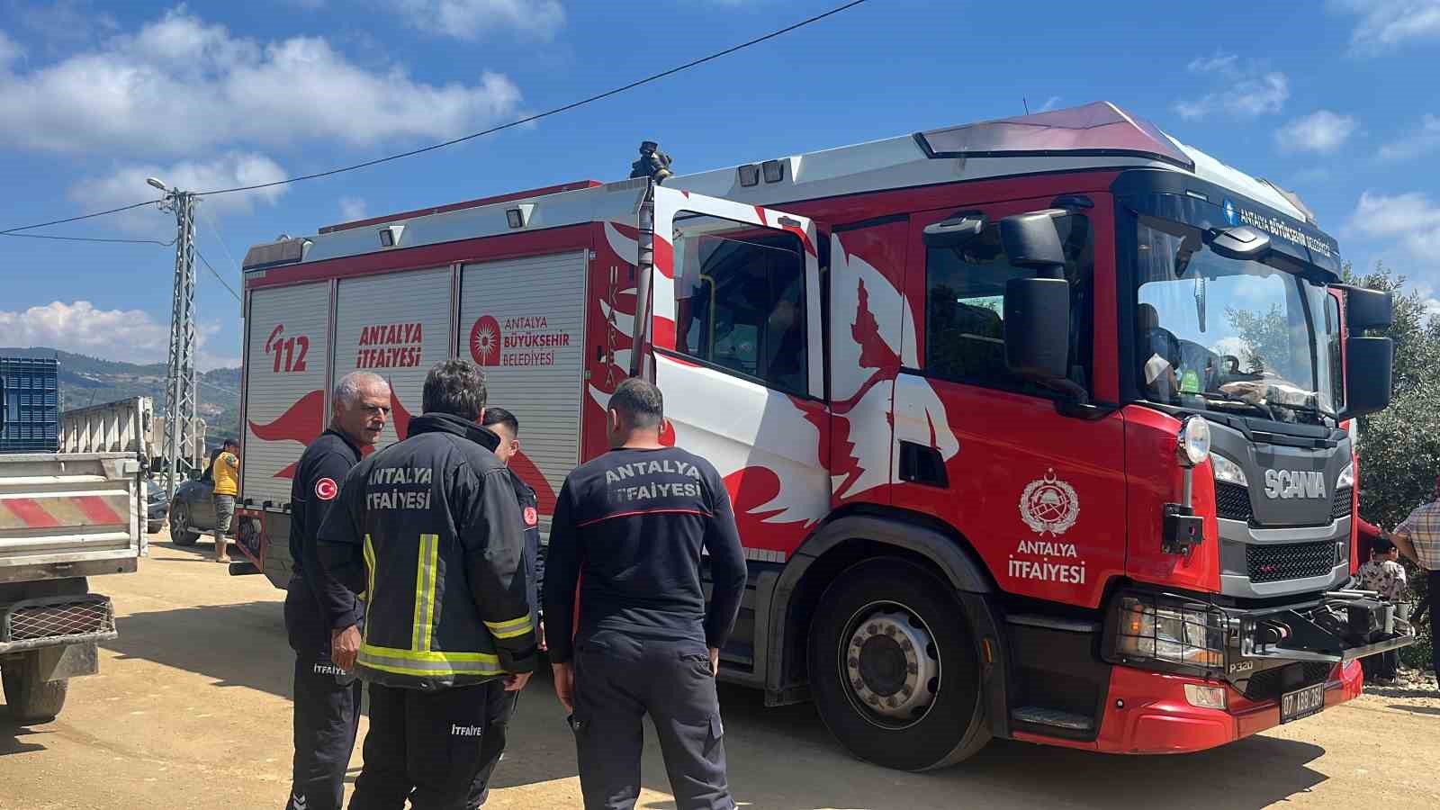 Traktör yol kenarındaki seraya devrildi: 1 ölü
