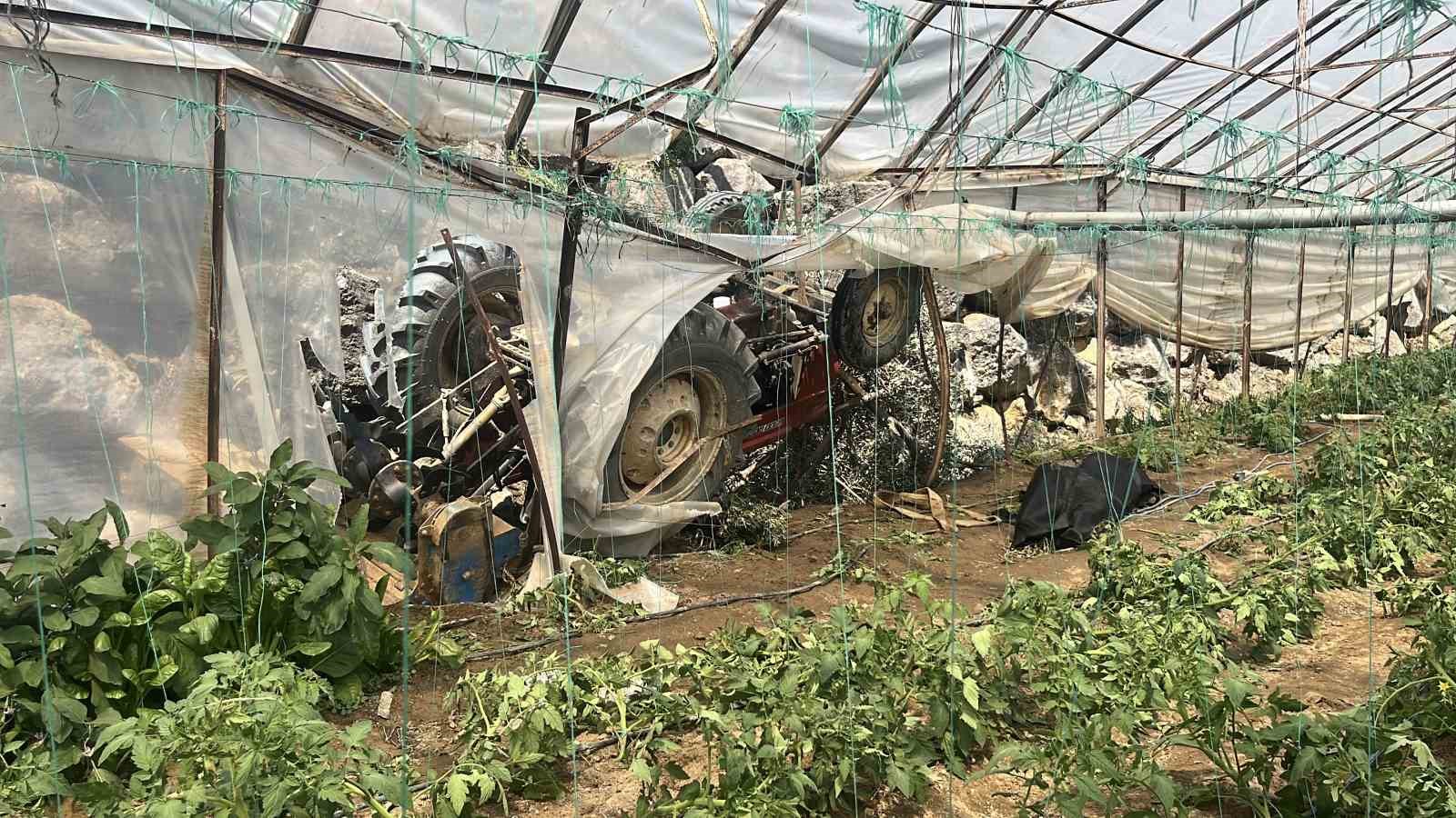 Traktör yol kenarındaki seraya devrildi: 1 ölü
