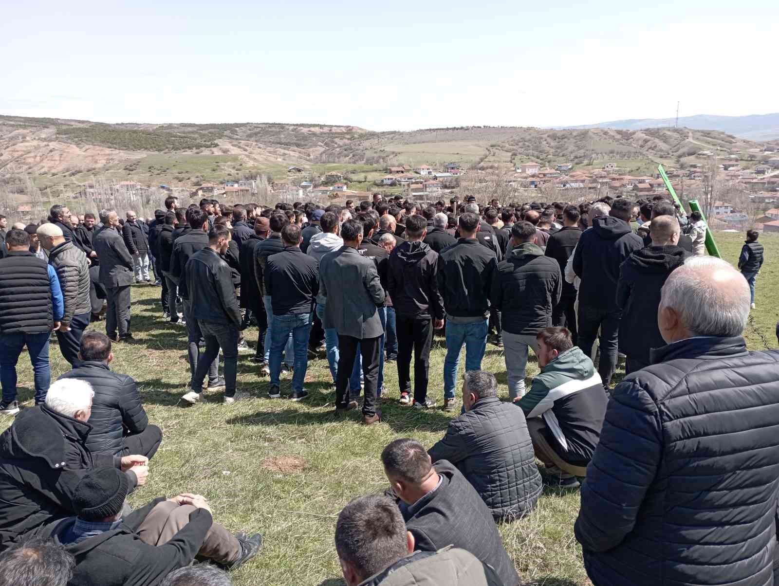 Traktörden düşerek hayatını kaybeden genç son yolculuğuna uğurlandı
