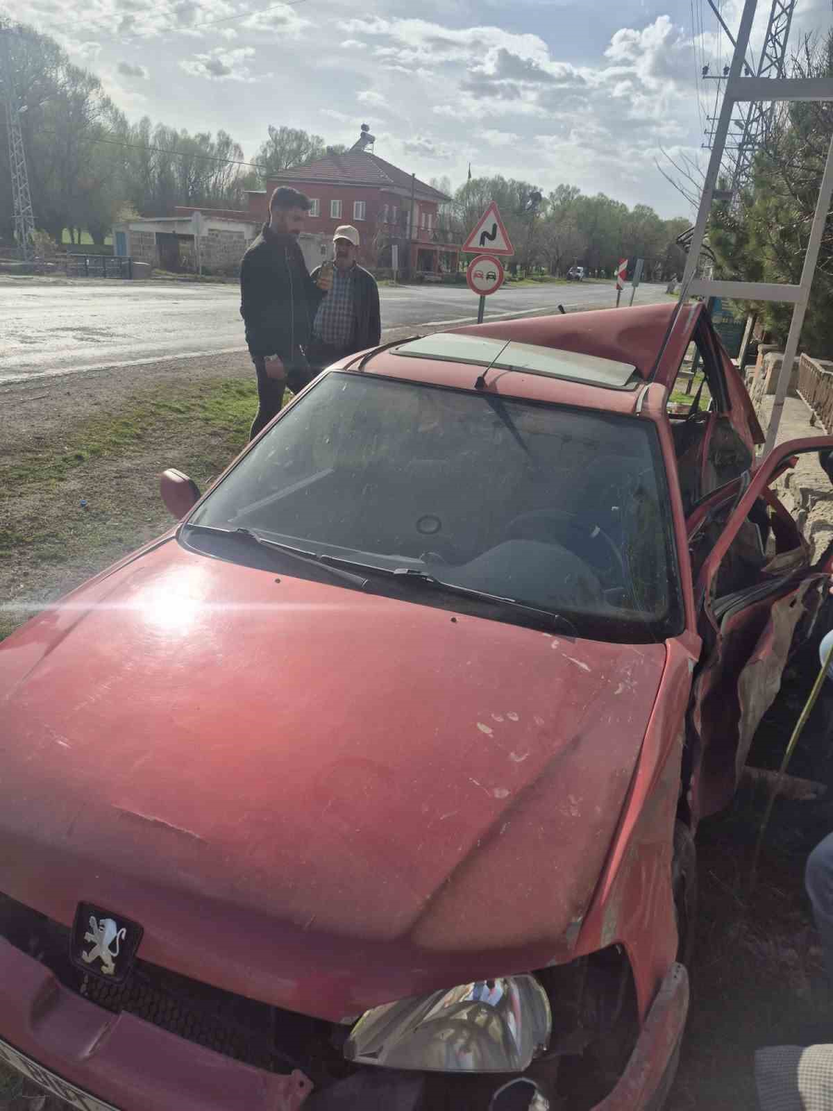 Traktörle otomobilin çarpıştığı kaza kamerada: 2 yaralı
