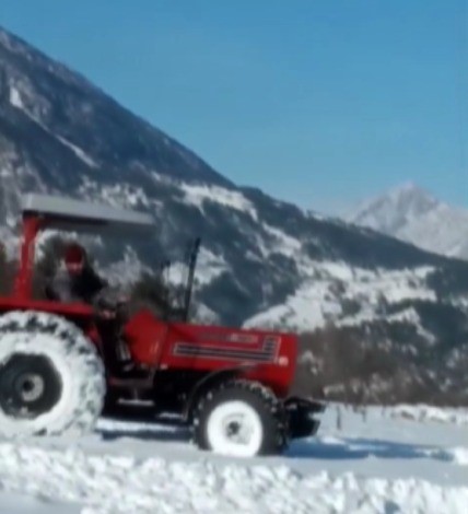 Traktörlerle tarlada kar drifti
