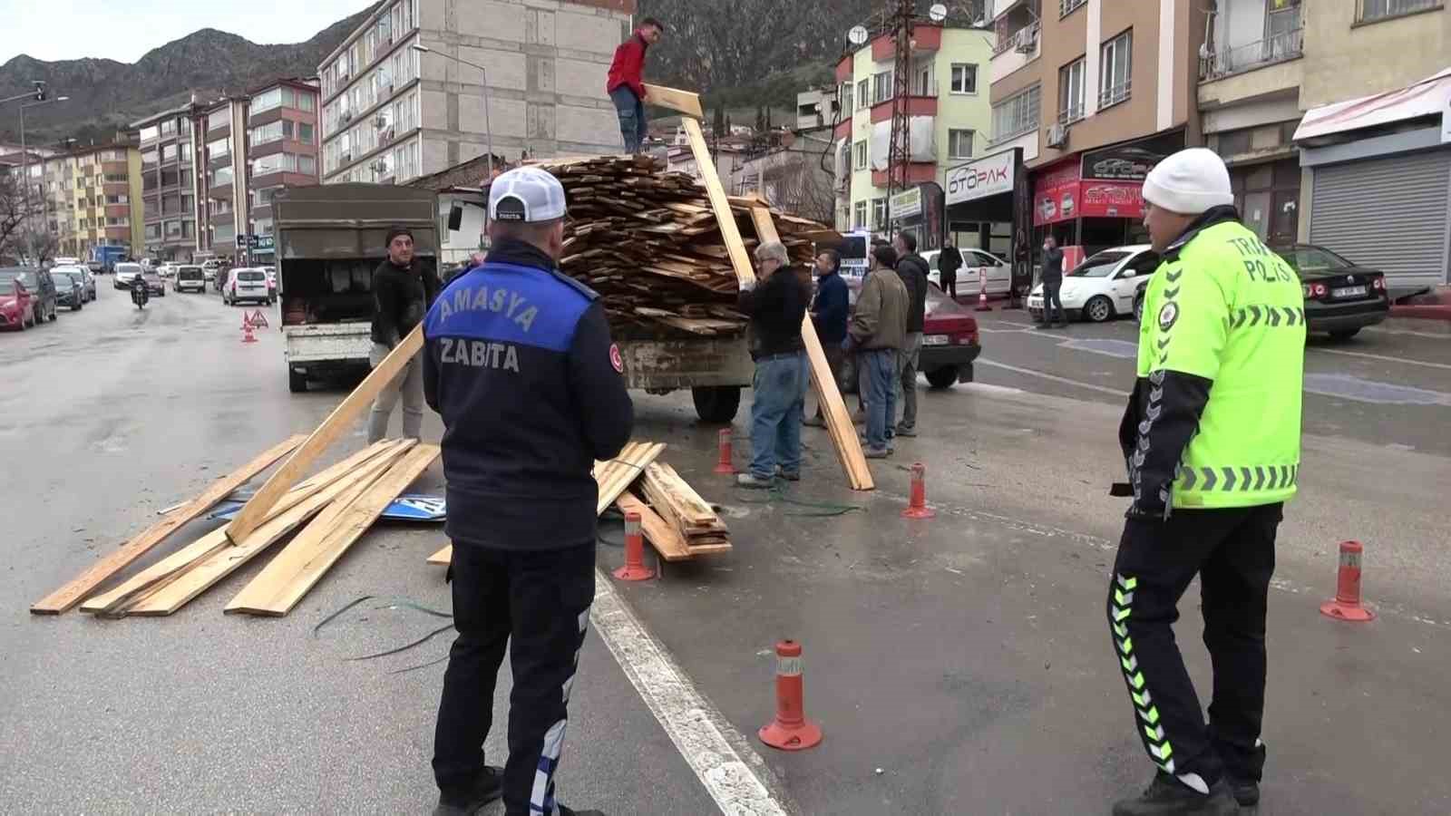 Traktörün devrilen römorkundaki keresteler yola dağıldı: O anlar kamerada
