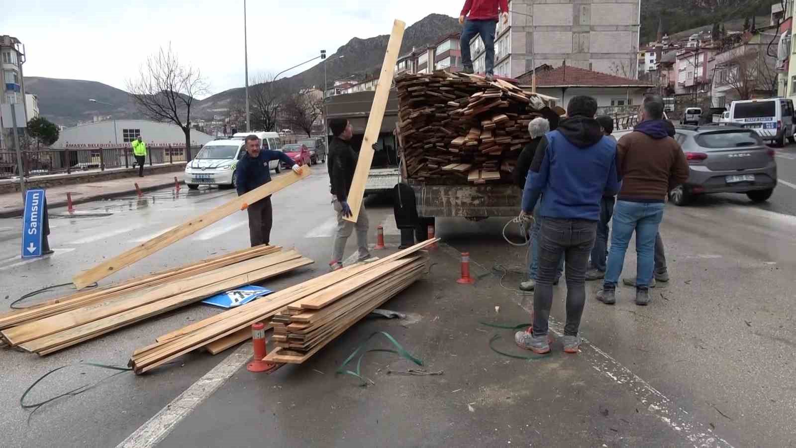 Traktörün devrilen römorkundaki keresteler yola dağıldı: O anlar kamerada
