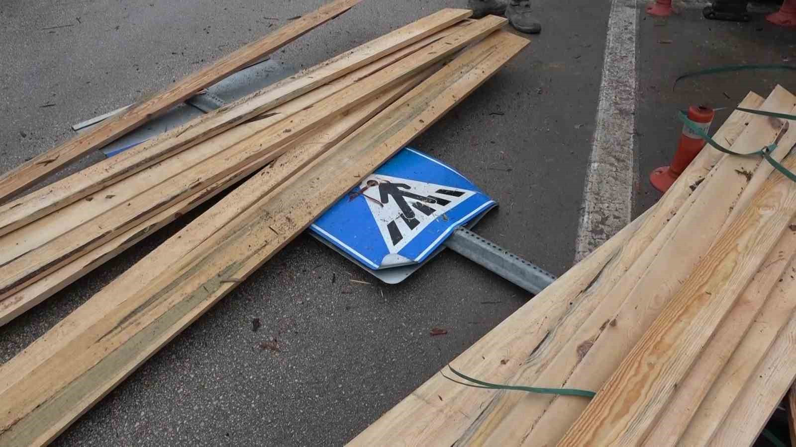 Traktörün devrilen römorkundaki keresteler yola dağıldı: O anlar kamerada
