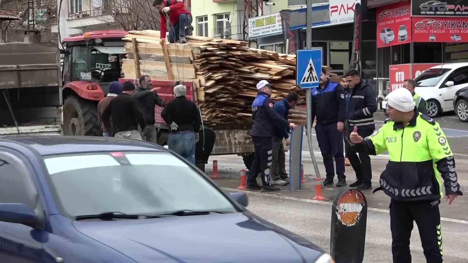 Traktörün devrilen römorkundaki keresteler yola dağıldı: O anlar kamerada
