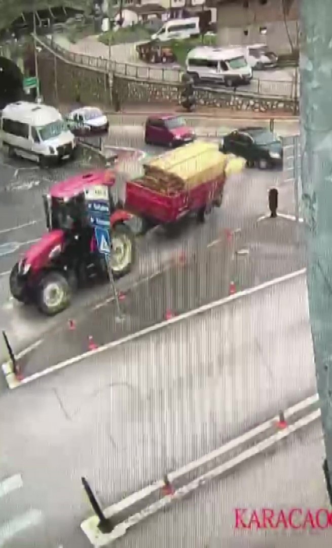 Traktörün devrilen römorkundaki keresteler yola dağıldı: O anlar kamerada
