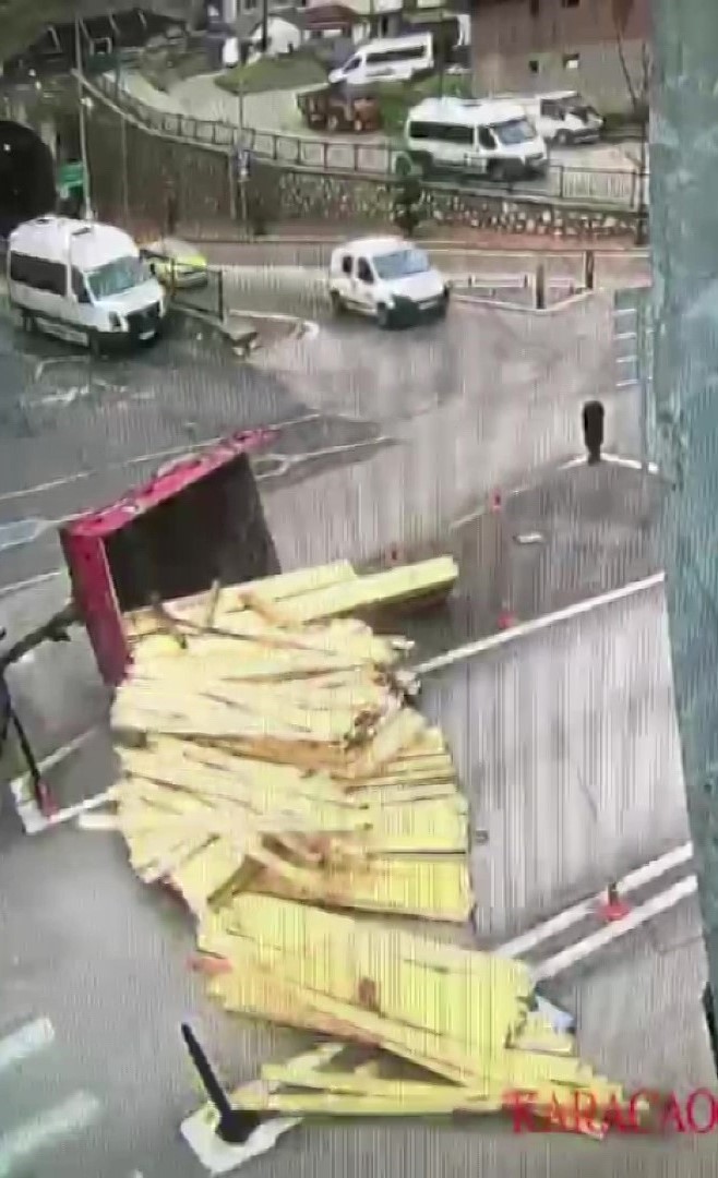 Traktörün devrilen römorkundaki keresteler yola dağıldı: O anlar kamerada
