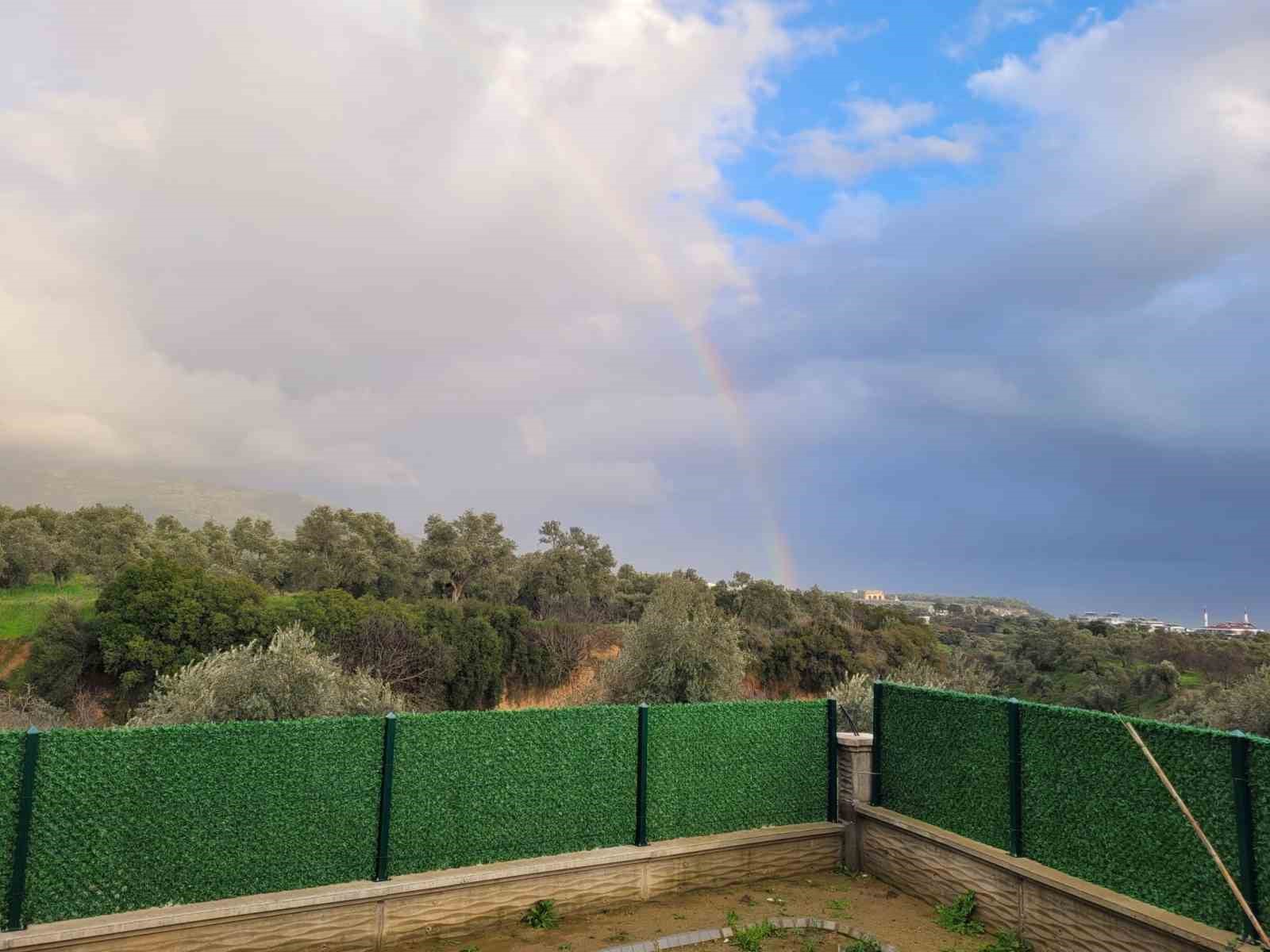 Tralleis’ten kente uzanan gök kuşağı kartpostallık görüntüler oluşturdu
