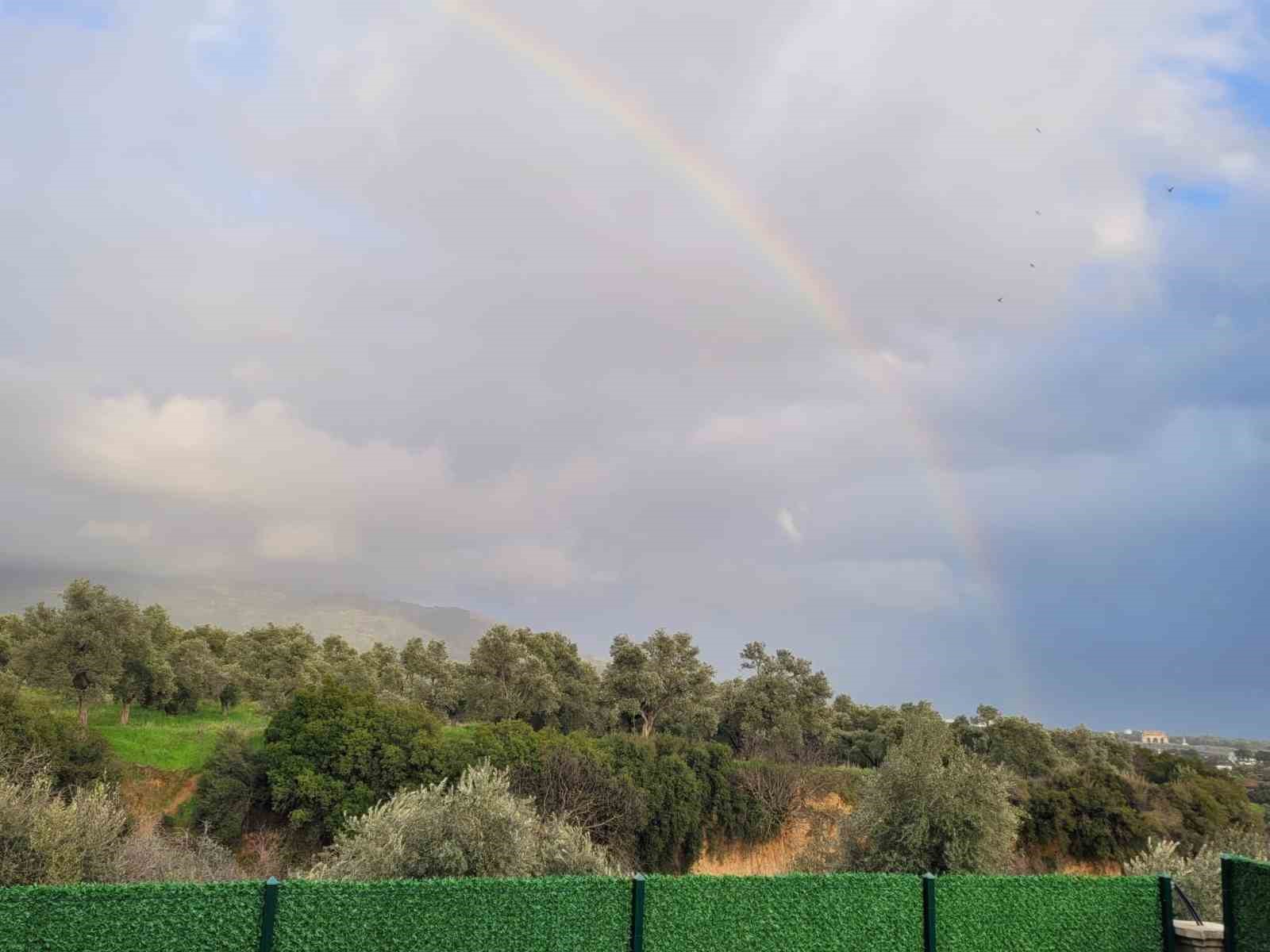 Tralleis’ten kente uzanan gök kuşağı kartpostallık görüntüler oluşturdu
