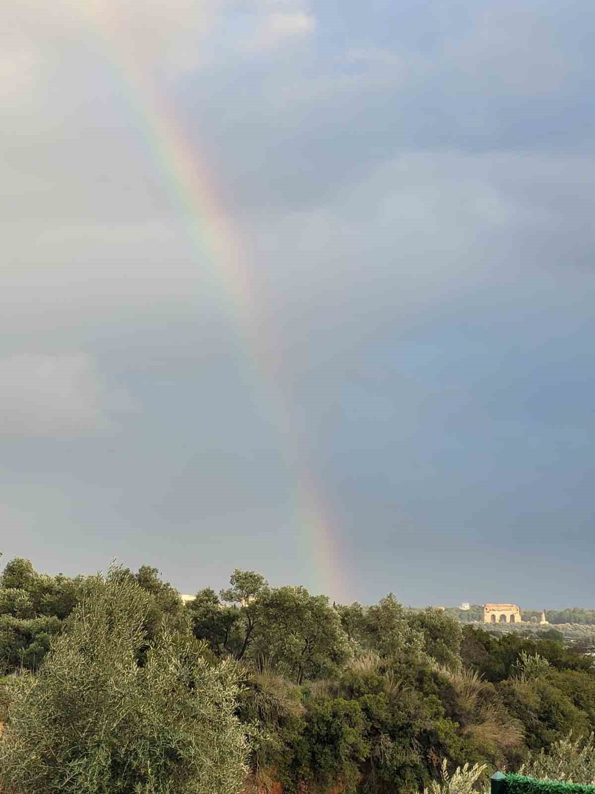 Tralleis’ten kente uzanan gök kuşağı kartpostallık görüntüler oluşturdu
