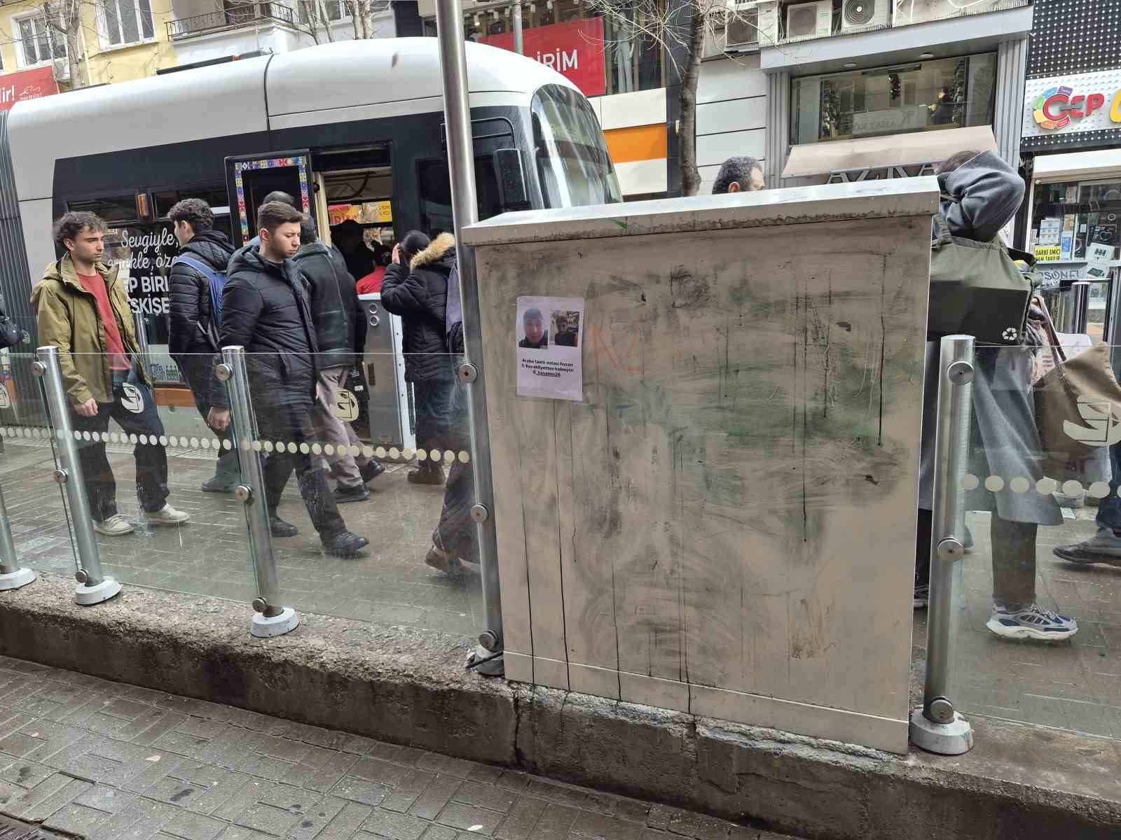 Tramvay durağına yapıştırılan ilginç kağıt dikkat çekti
