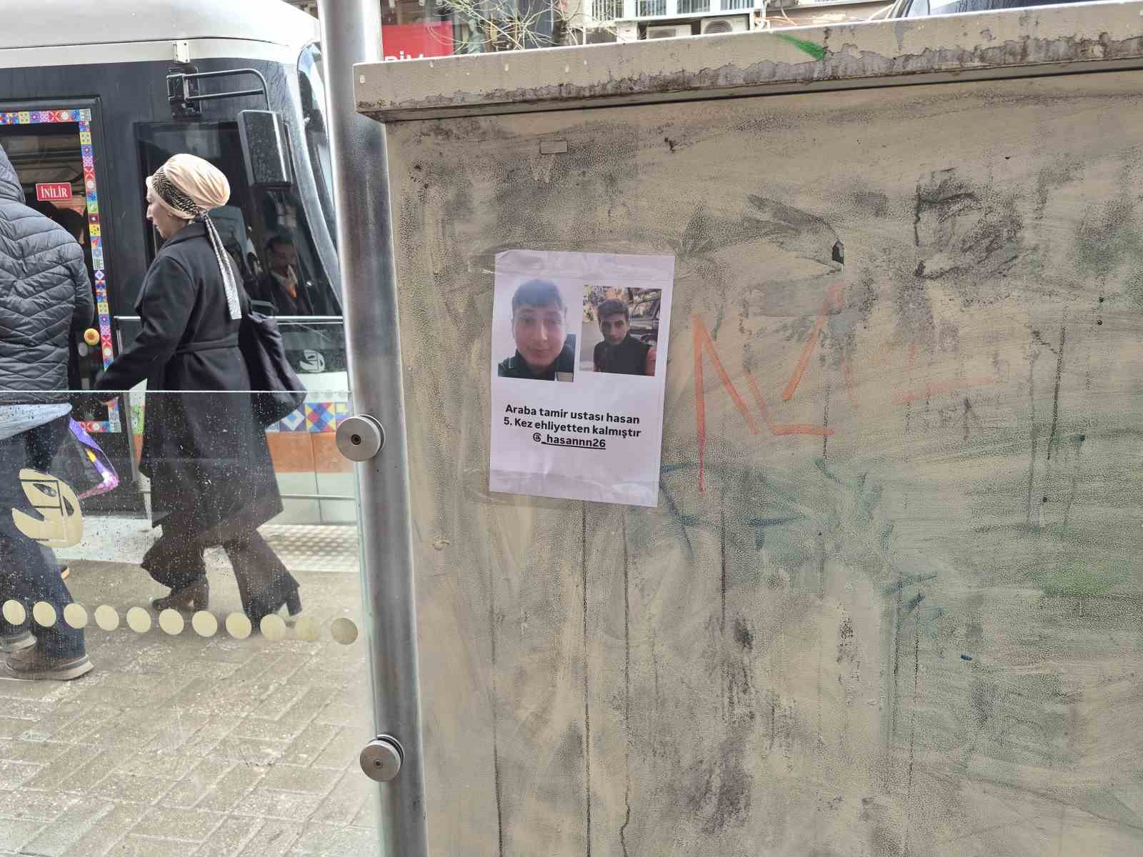 Tramvay durağına yapıştırılan ilginç kağıt dikkat çekti
