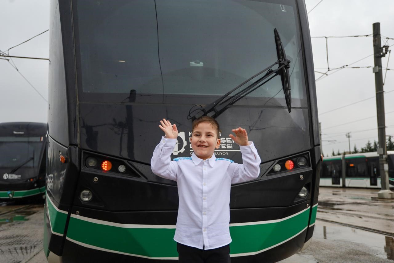 Tramvay tutkunu 6 yaşındaki Muhammet Enes’in hayali gerçeğe dönüştü
