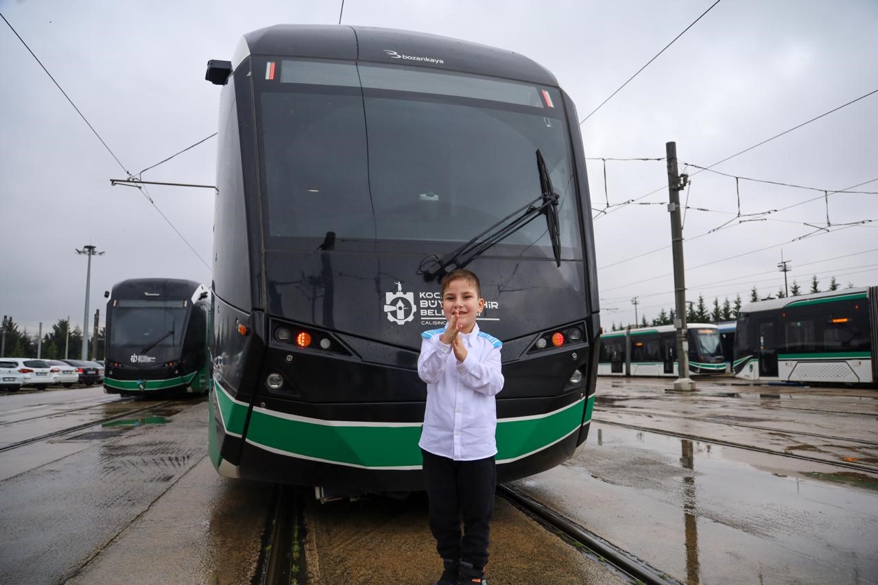 Tramvay tutkunu 6 yaşındaki Muhammet Enes’in hayali gerçeğe dönüştü
