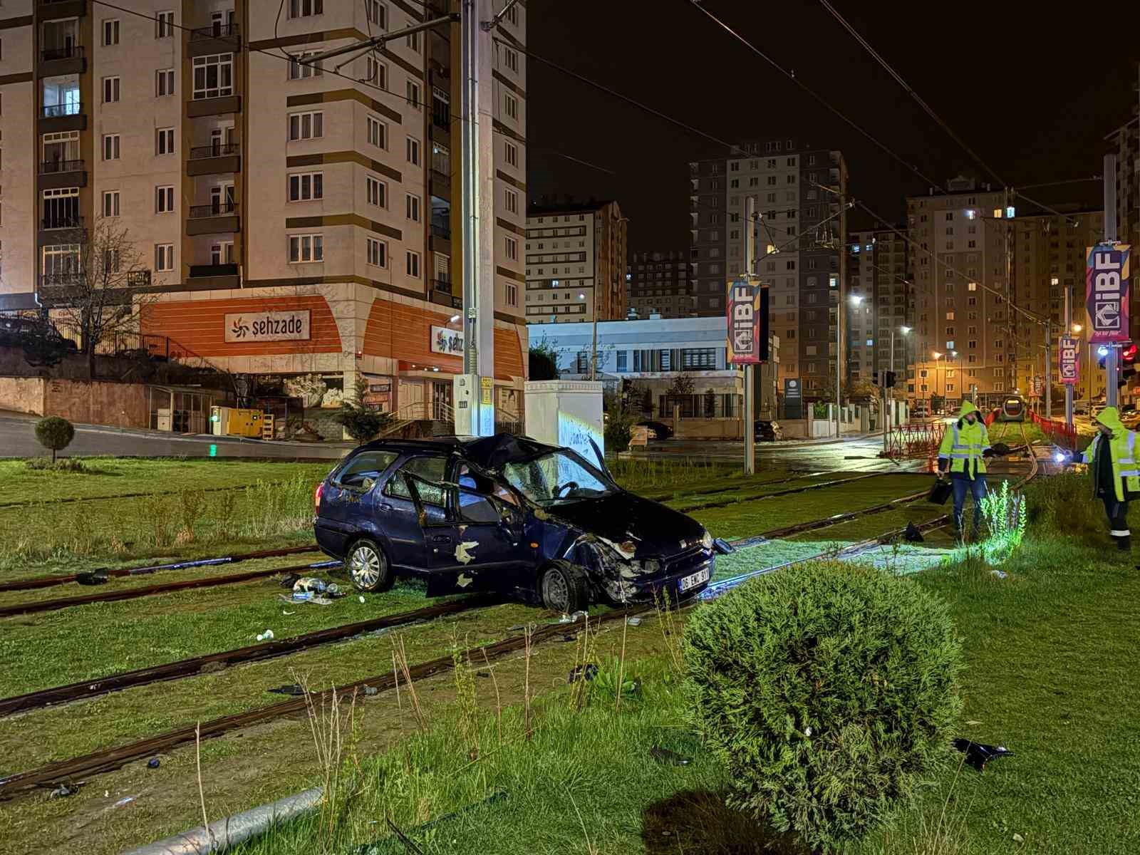 Tramvay yoluna giren otomobil direğe çarparak durabildi: 1 yaralı
