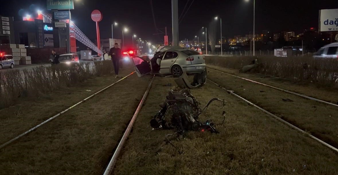 Tramvay yolundaki direğe çarpan otomobil kağıt gibi büküldü: 1 yaralı
