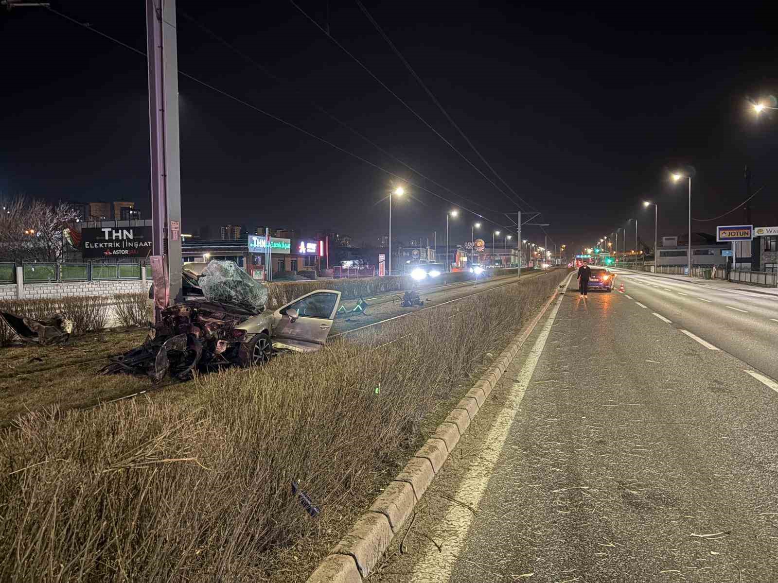 Tramvay yolundaki direğe çarpan otomobil kağıt gibi büküldü: 1 yaralı
