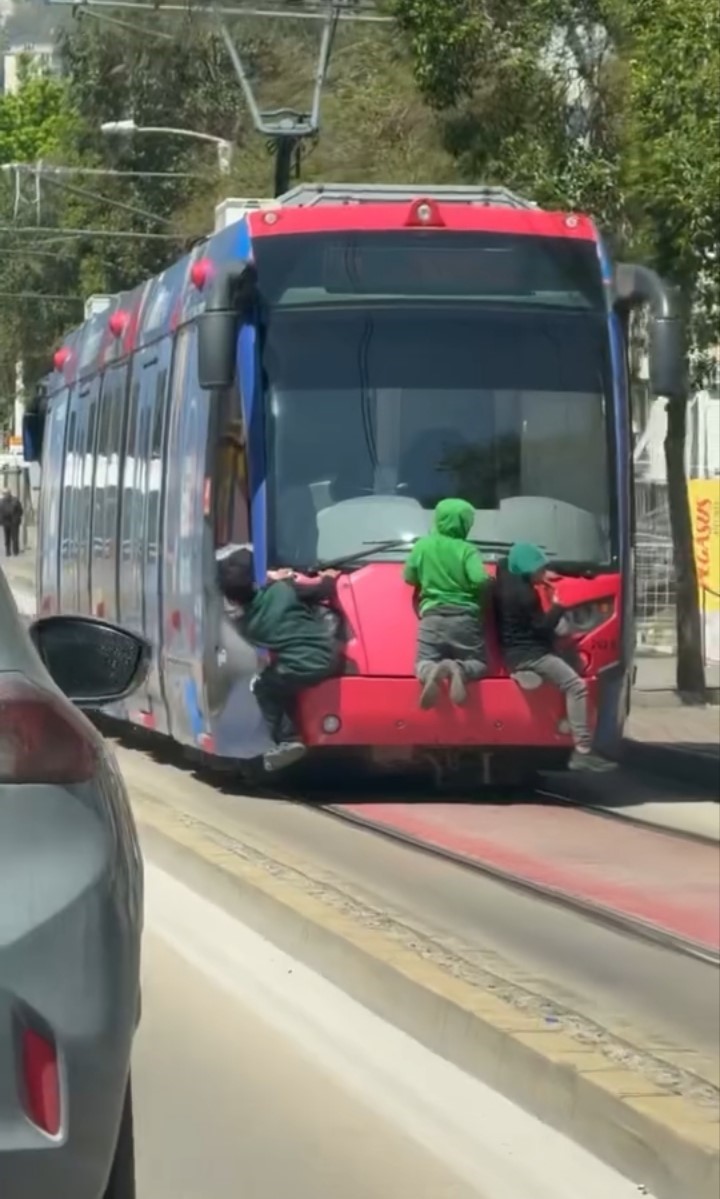 Tramvayın arkasına tutunan çocuklar yürekleri ağza getirdi
