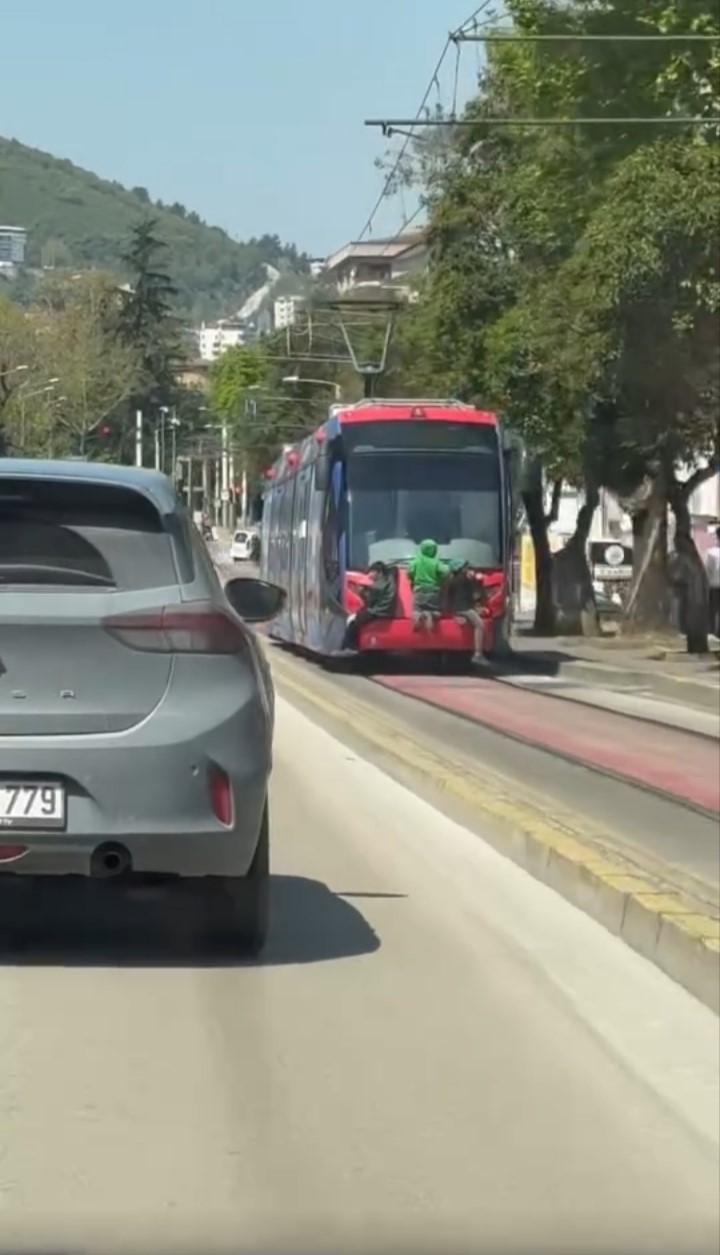 Tramvayın arkasına tutunan çocuklar yürekleri ağza getirdi
