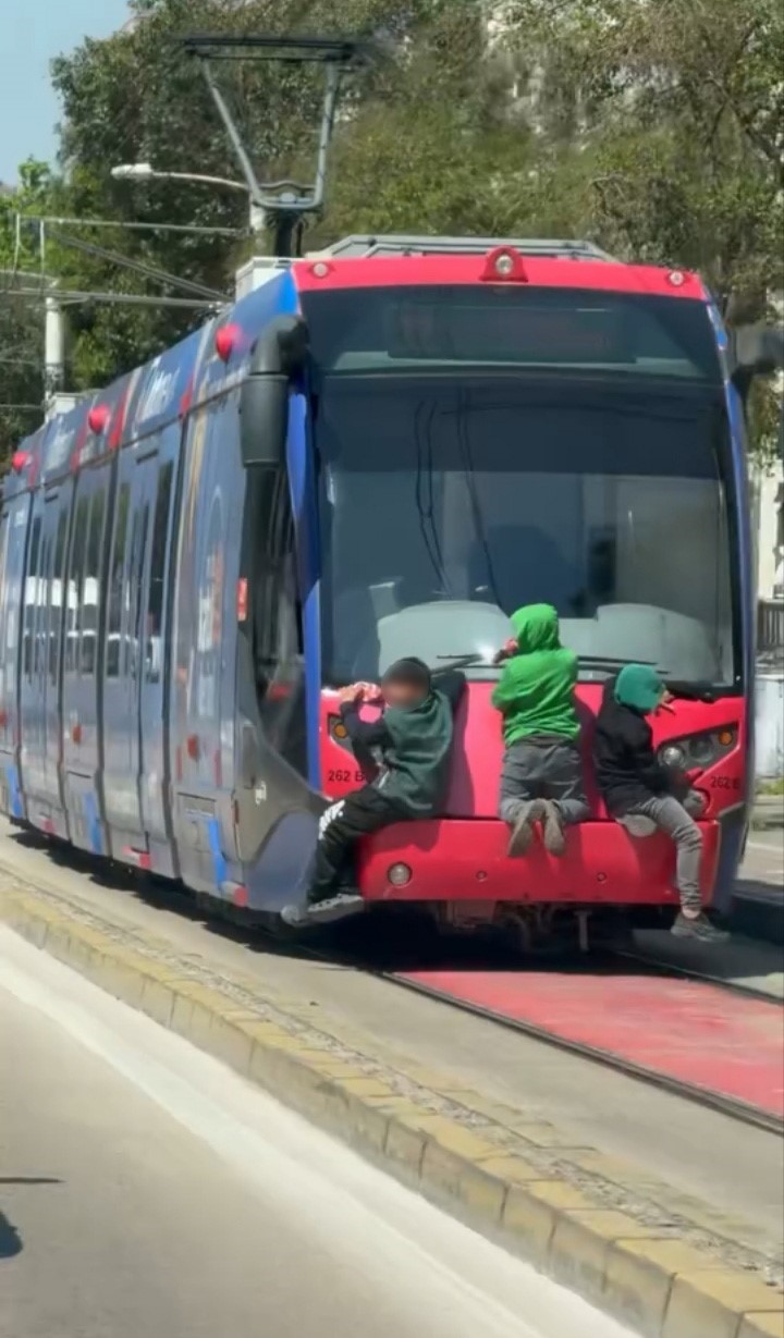 Tramvayın arkasına tutunan çocuklar yürekleri ağza getirdi
