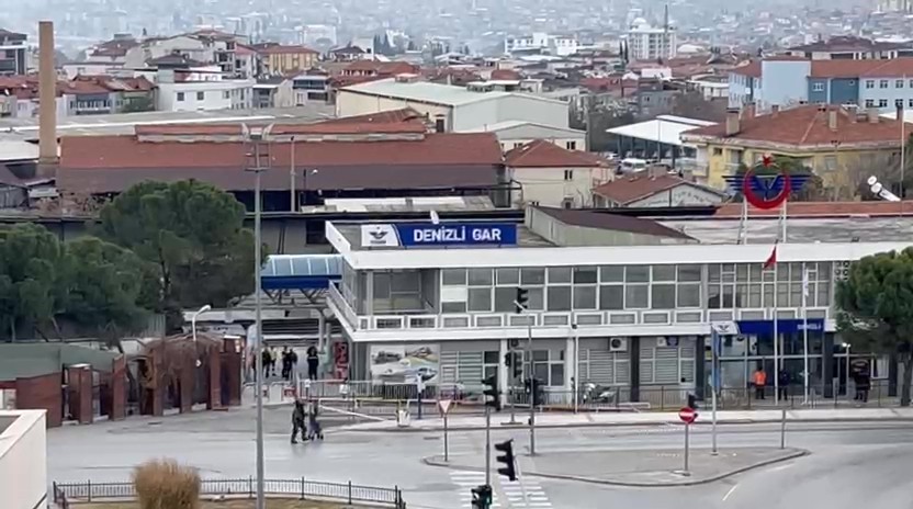 Tren garı önünde unutulan valiz bomba paniğine neden oldu

