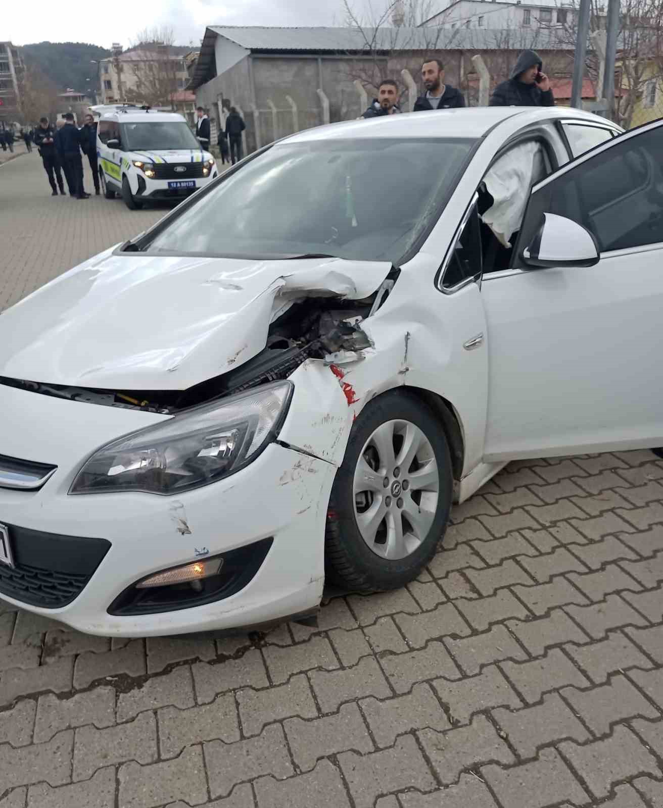 Tren hemzemin geçitte araca çarptı: 3 yaralı
