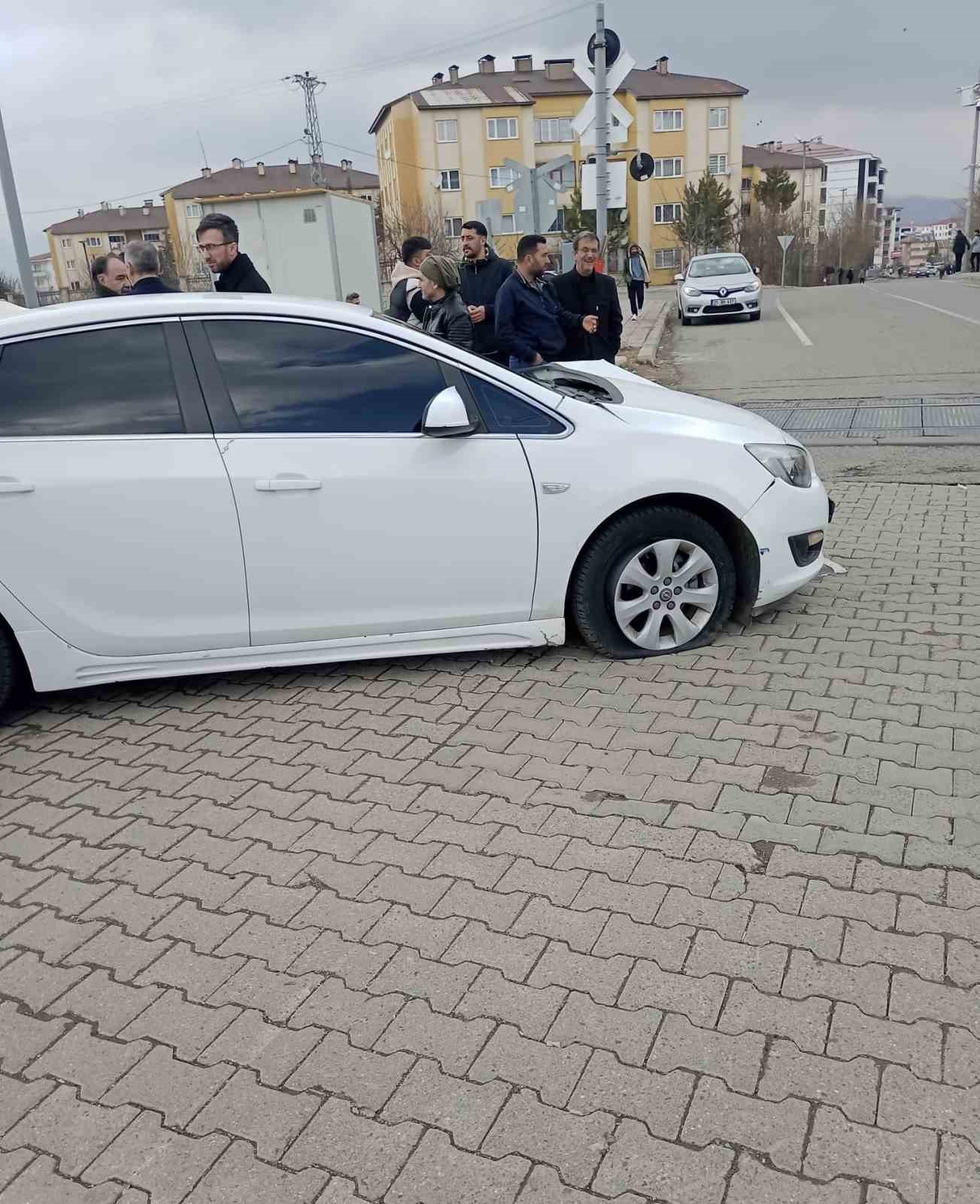 Tren hemzemin geçitte araca çarptı: 3 yaralı
