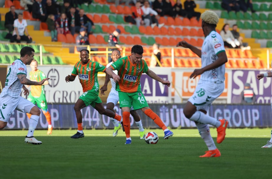 Trendyol Süper Lig: Alanyaspor: 1 - Konyaspor: 0 (İlk yarı)
