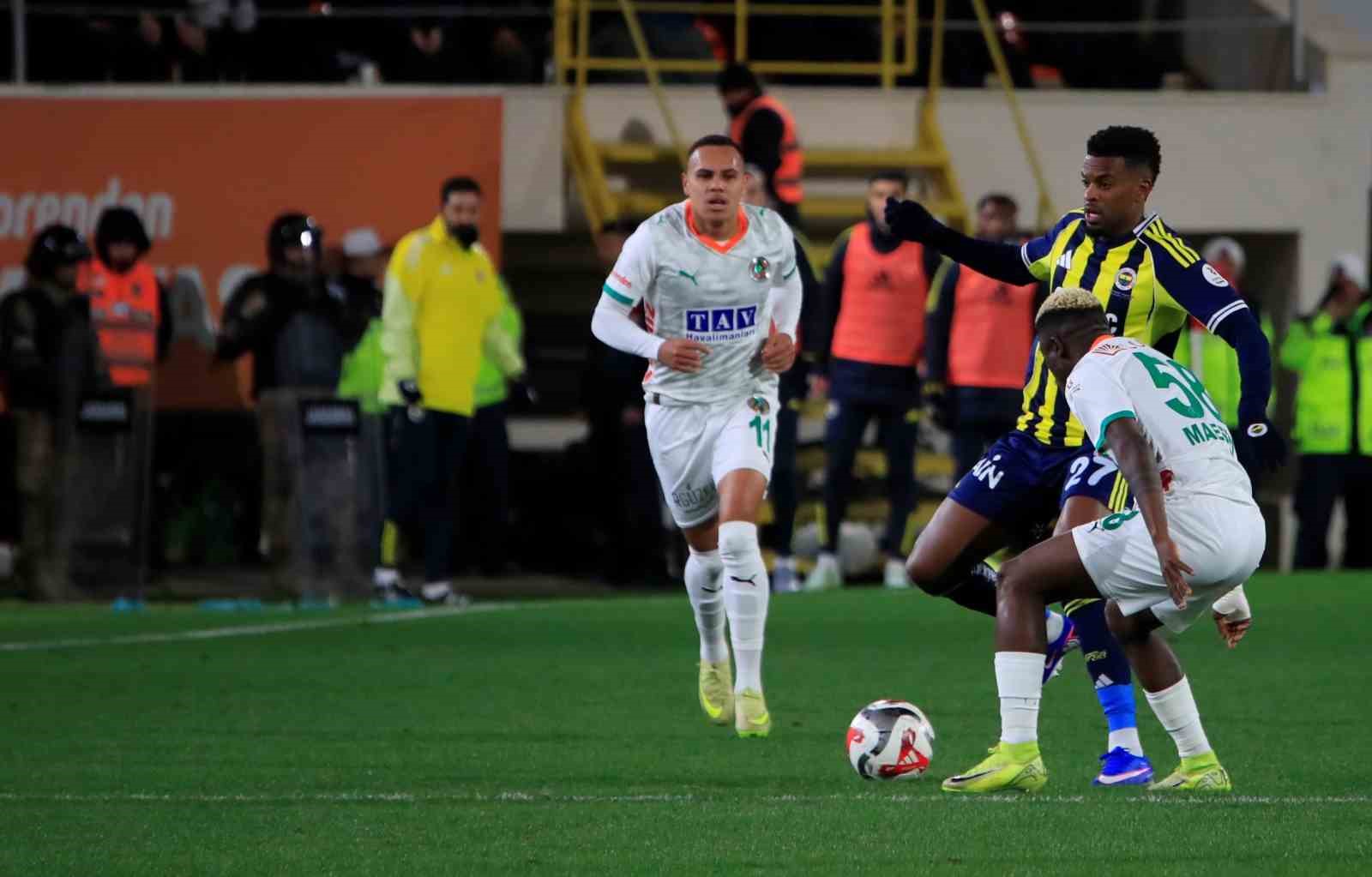 Trendyol Süper Lig: Alanyaspor: 2 - Fenerbahçe: 1 (İlk yarı)

