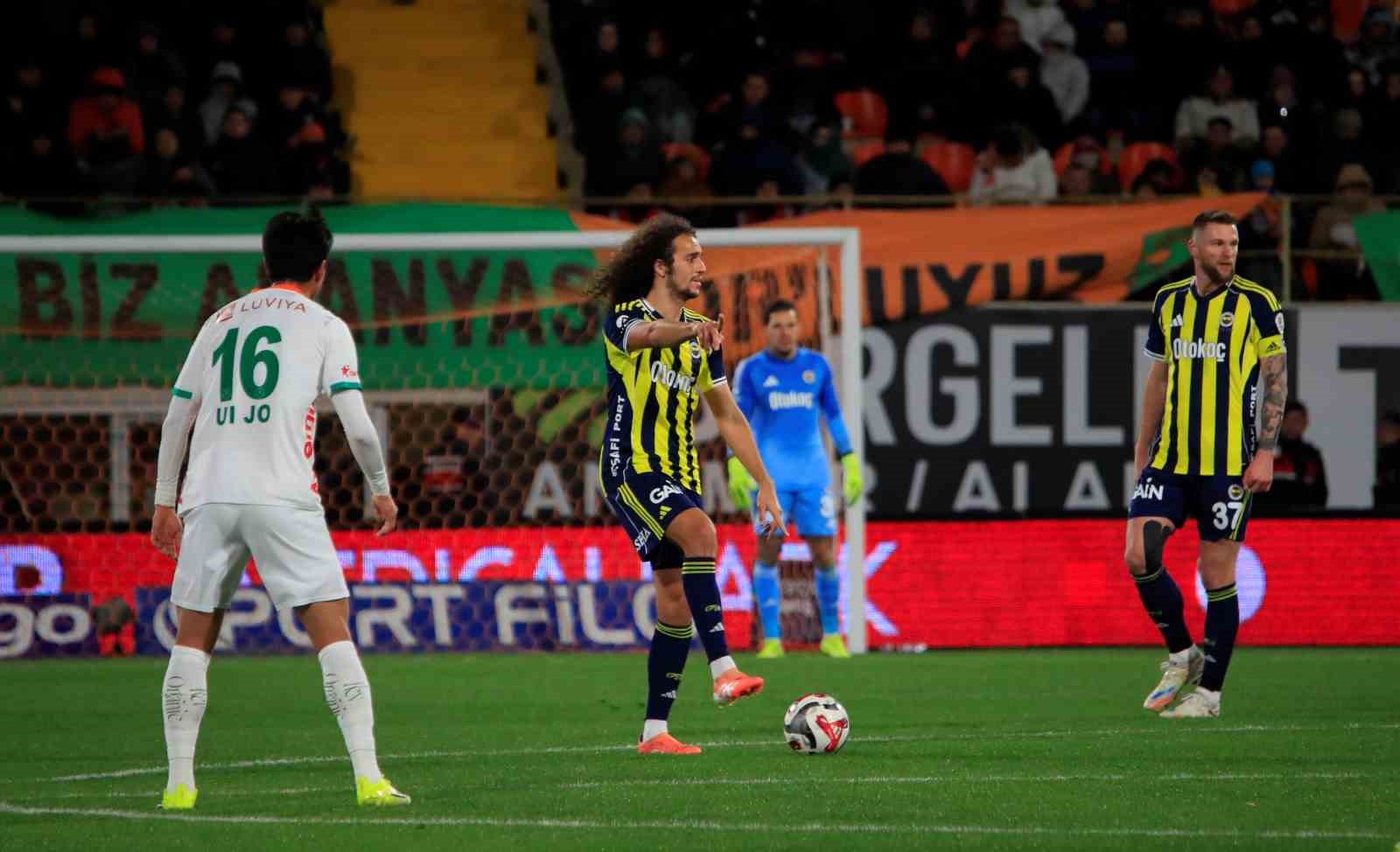 Trendyol Süper Lig: Alanyaspor: 2 - Fenerbahçe: 1 (İlk yarı)
