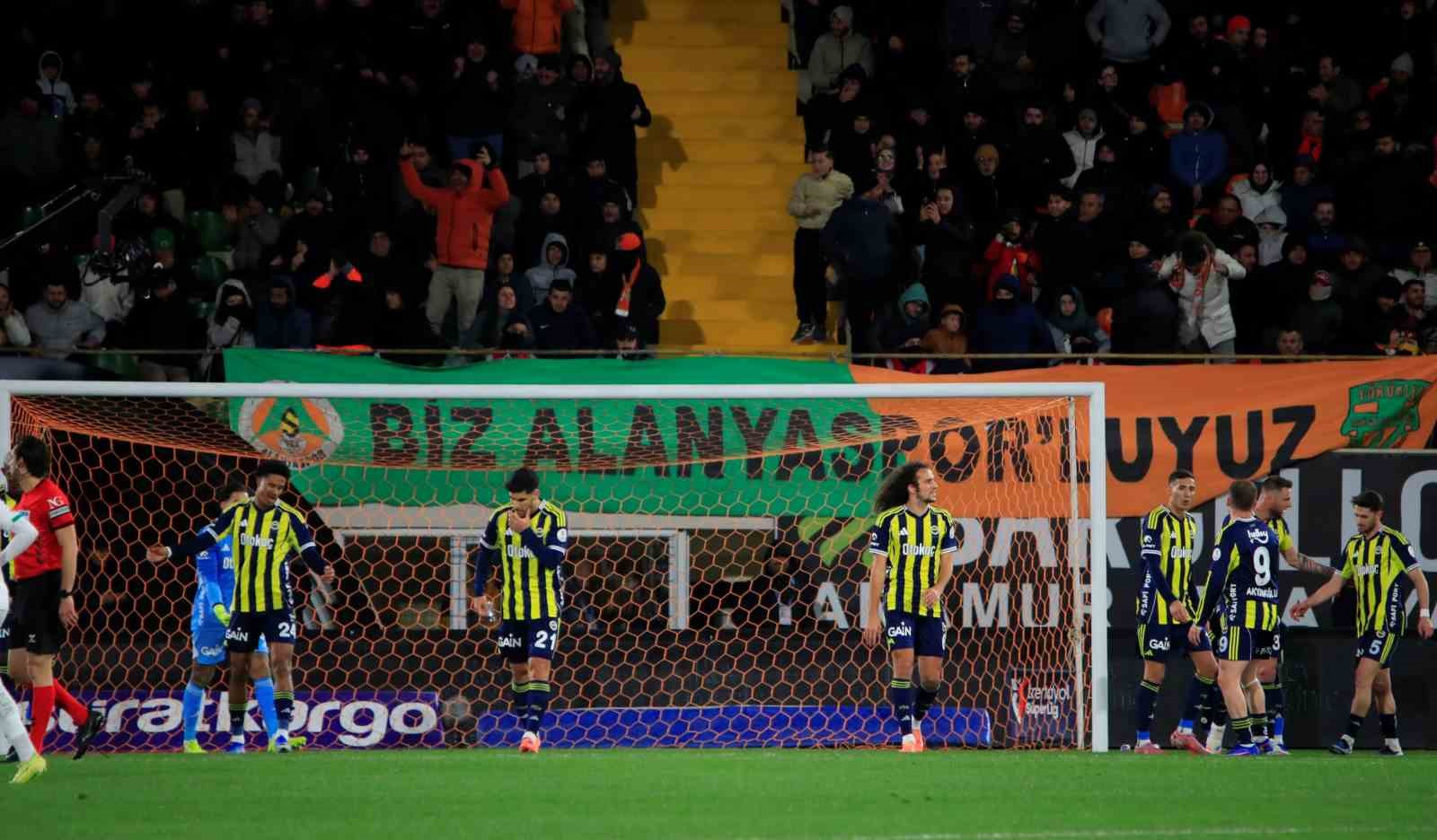 Trendyol Süper Lig: Alanyaspor: 2 - Fenerbahçe: 1 (İlk yarı)
