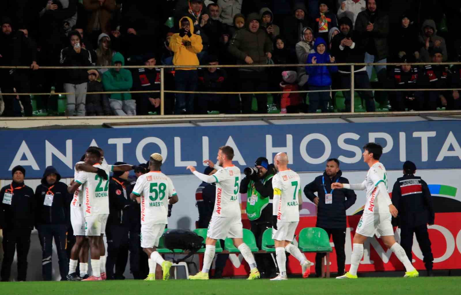Trendyol Süper Lig: Alanyaspor: 2 - Fenerbahçe: 1 (İlk yarı)
