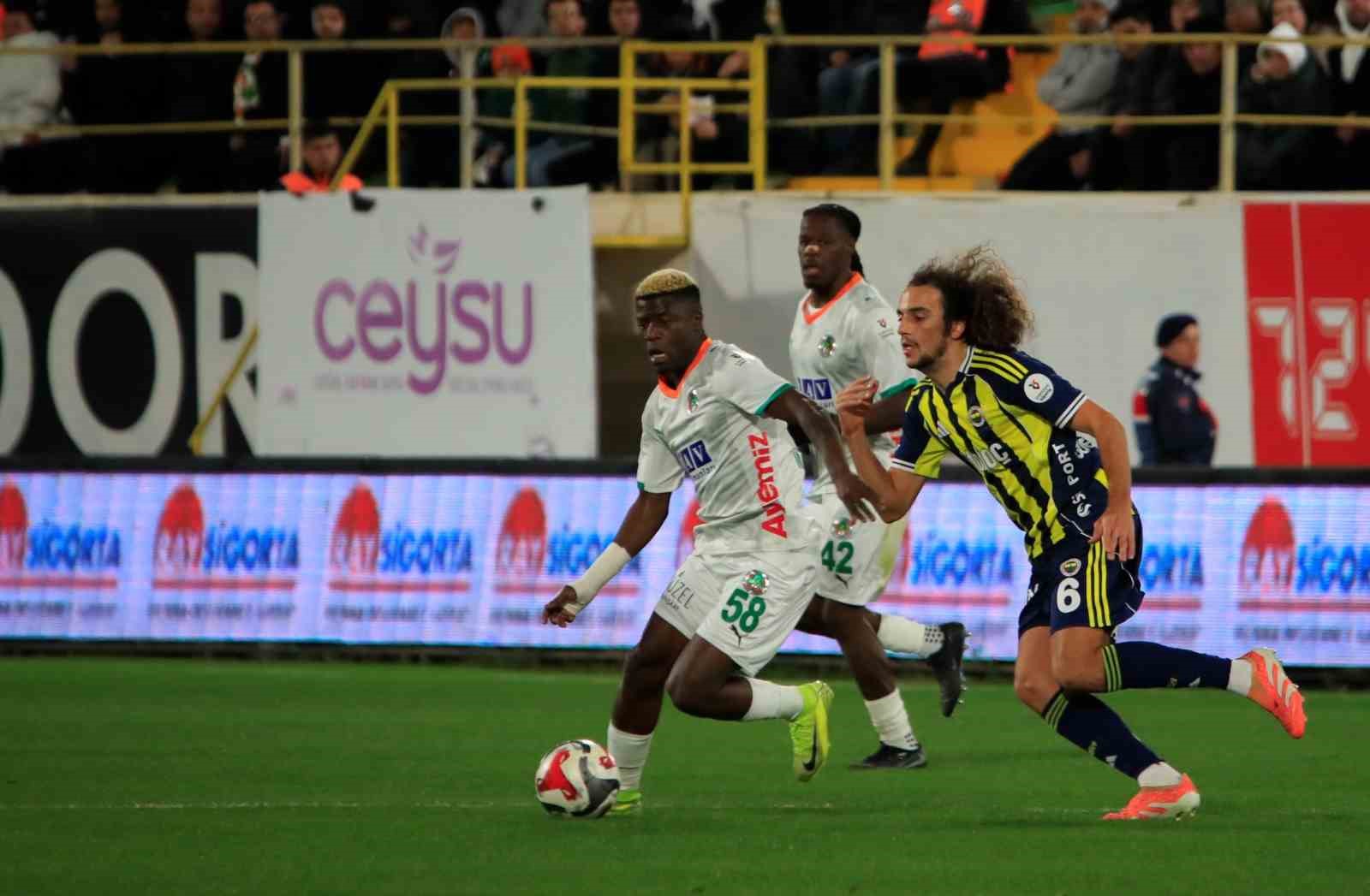 Trendyol Süper Lig: Alanyaspor: 2 - Fenerbahçe: 1 (İlk yarı)
