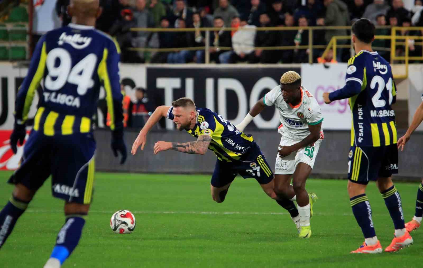 Trendyol Süper Lig: Alanyaspor: 2 - Fenerbahçe: 1 (İlk yarı)
