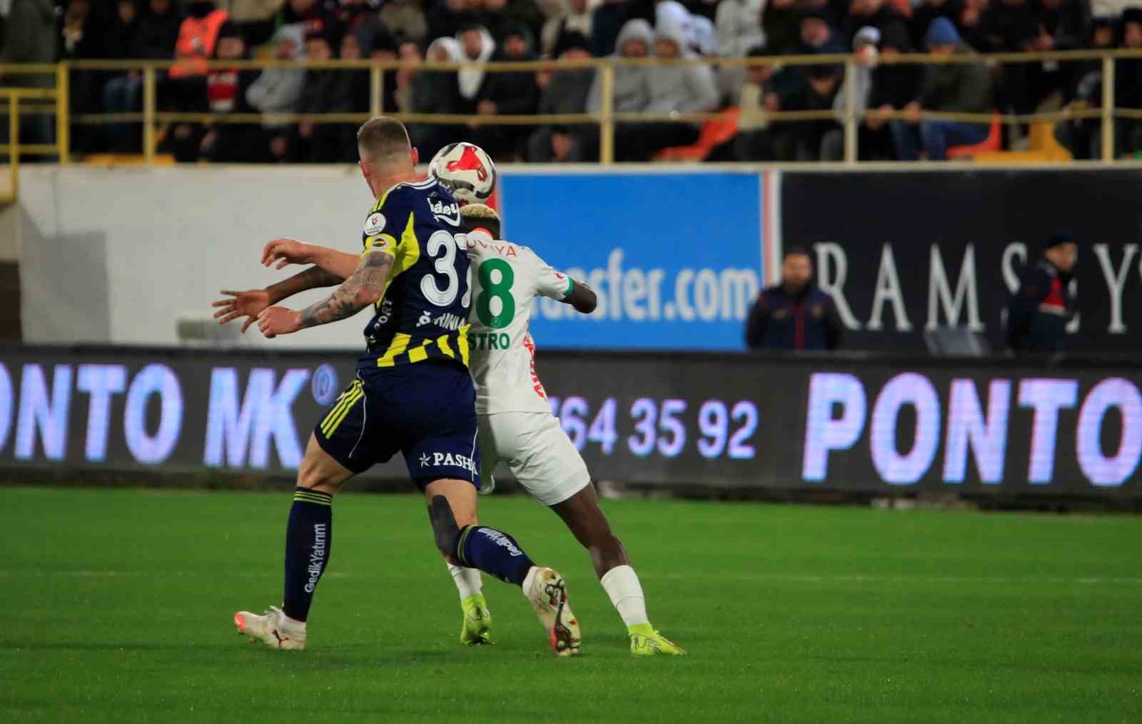 Trendyol Süper Lig: Alanyaspor: 2 - Fenerbahçe: 1 (İlk yarı)
