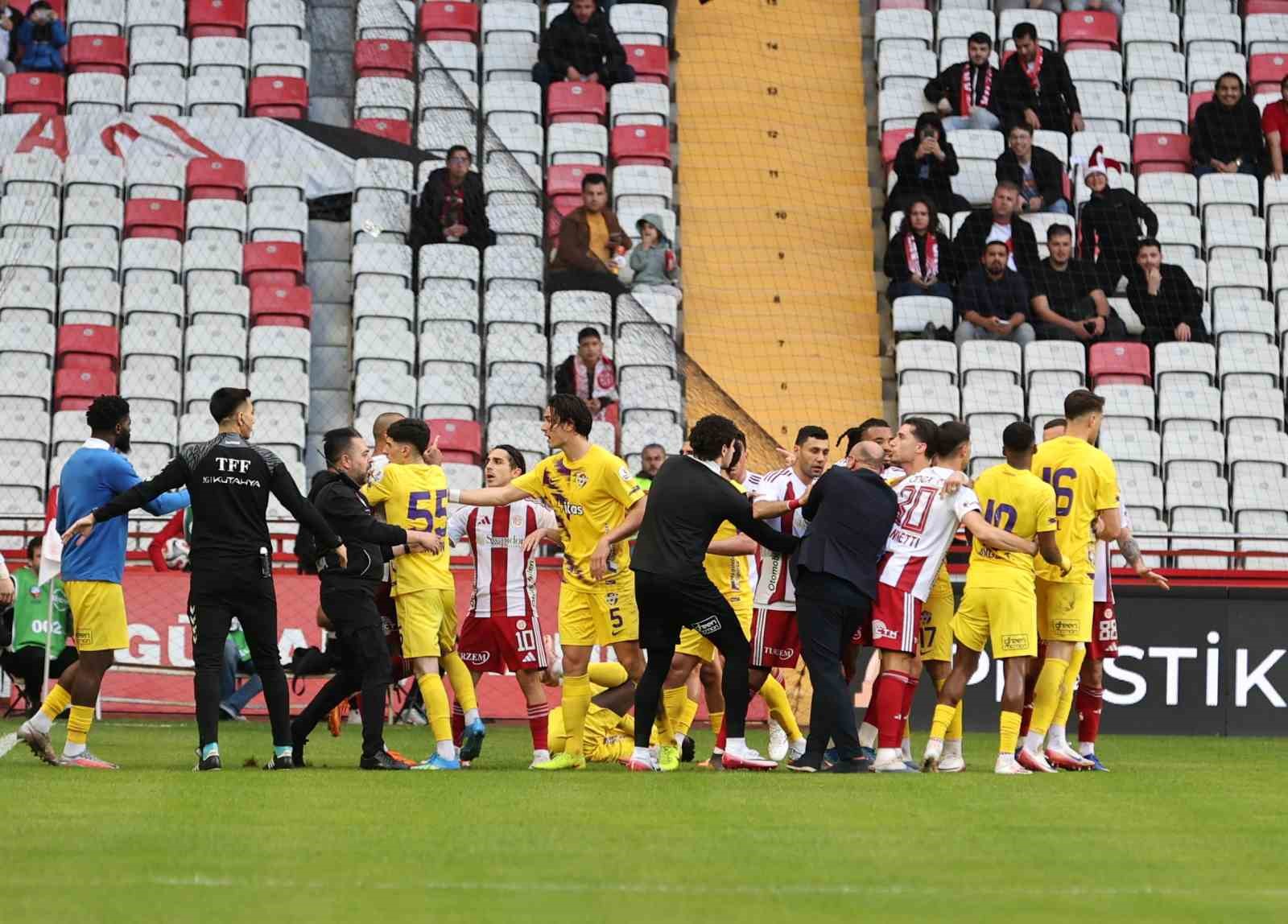 Trendyol Süper Lig: Antalyaspor: 0 - Eyüpspor: 0 (İlk yarı)
