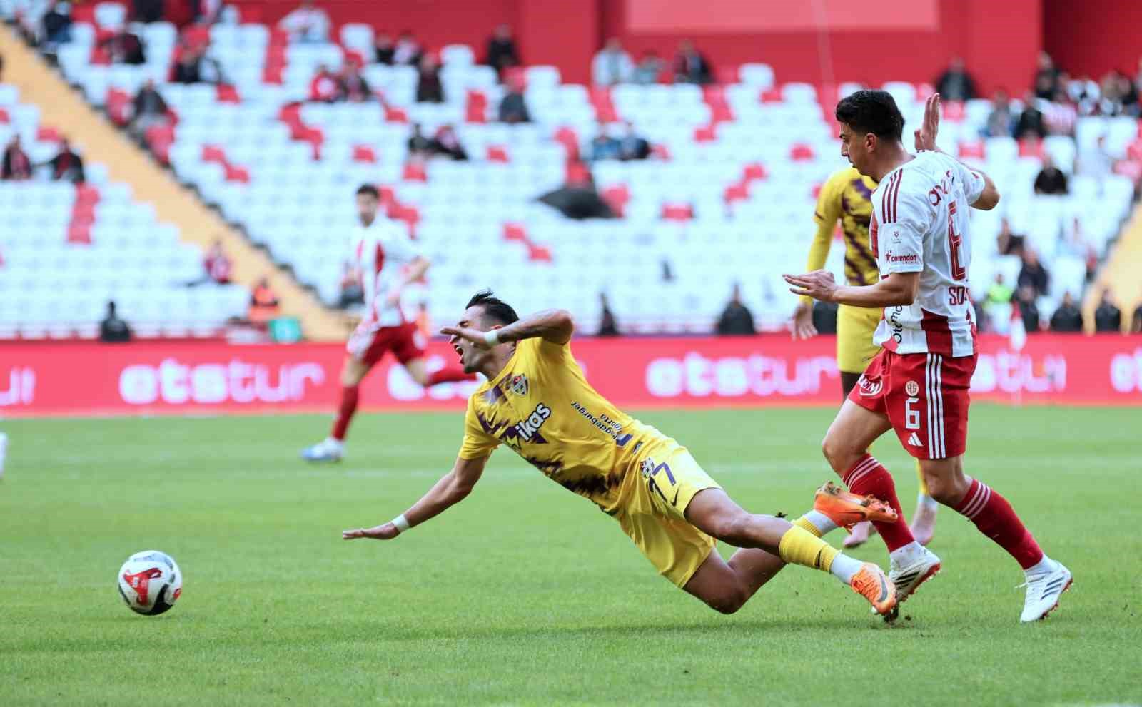 Trendyol Süper Lig: Antalyaspor: 0 - Eyüpspor: 0 (İlk yarı)
