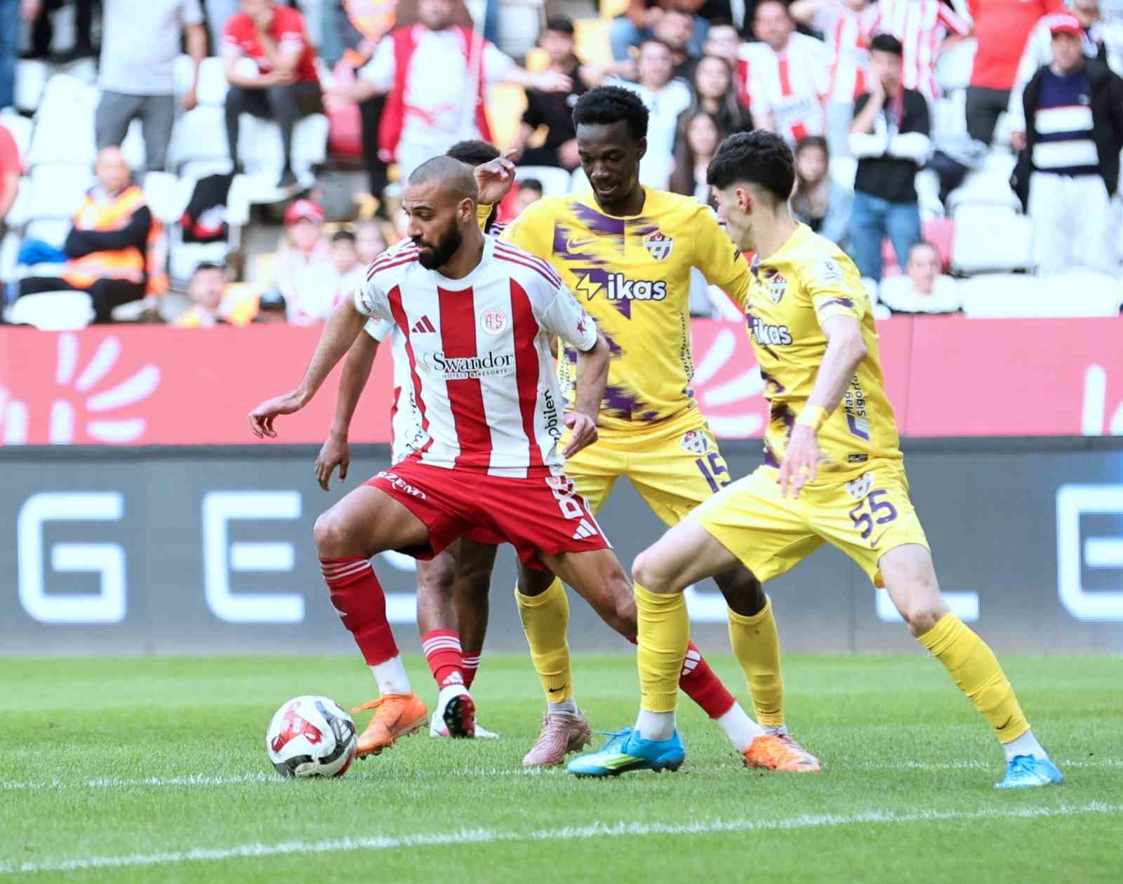 Trendyol Süper Lig: Antalyaspor: 0 - Eyüpspor: 0 (İlk yarı)
