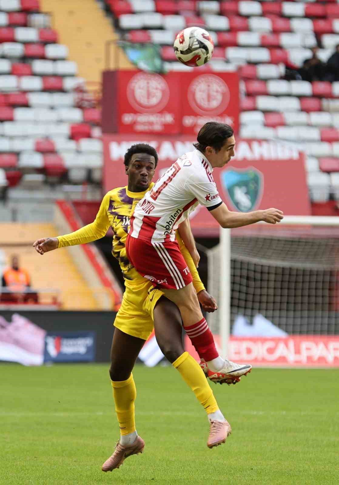 Trendyol Süper Lig: Antalyaspor: 0 - Eyüpspor: 0 (İlk yarı)
