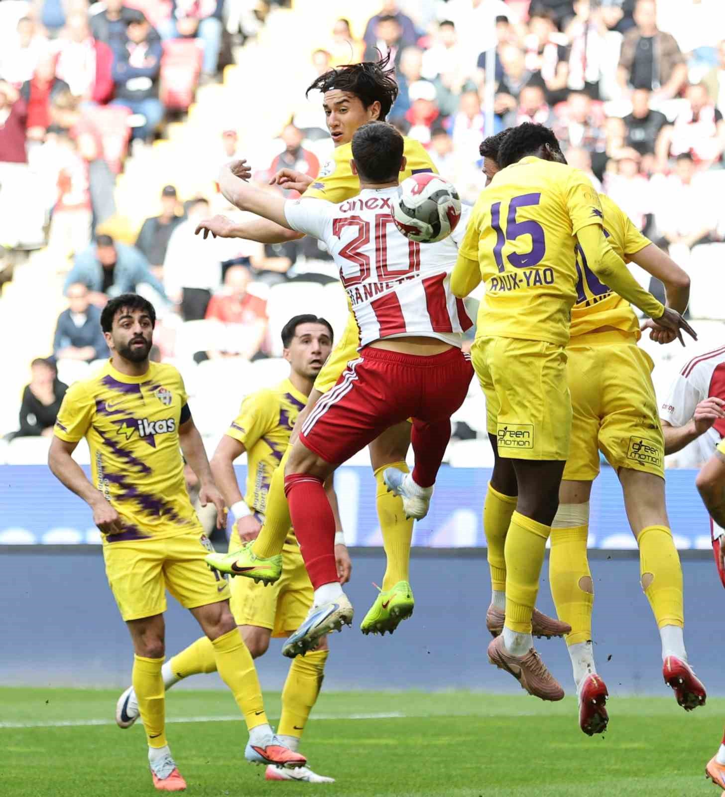 Trendyol Süper Lig: Antalyaspor: 0 - Eyüpspor: 0 (İlk yarı)
