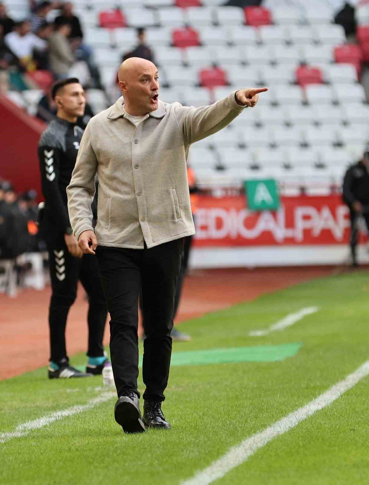 Trendyol Süper Lig: Antalyaspor: 0 - Eyüpspor: 0 (İlk yarı)
