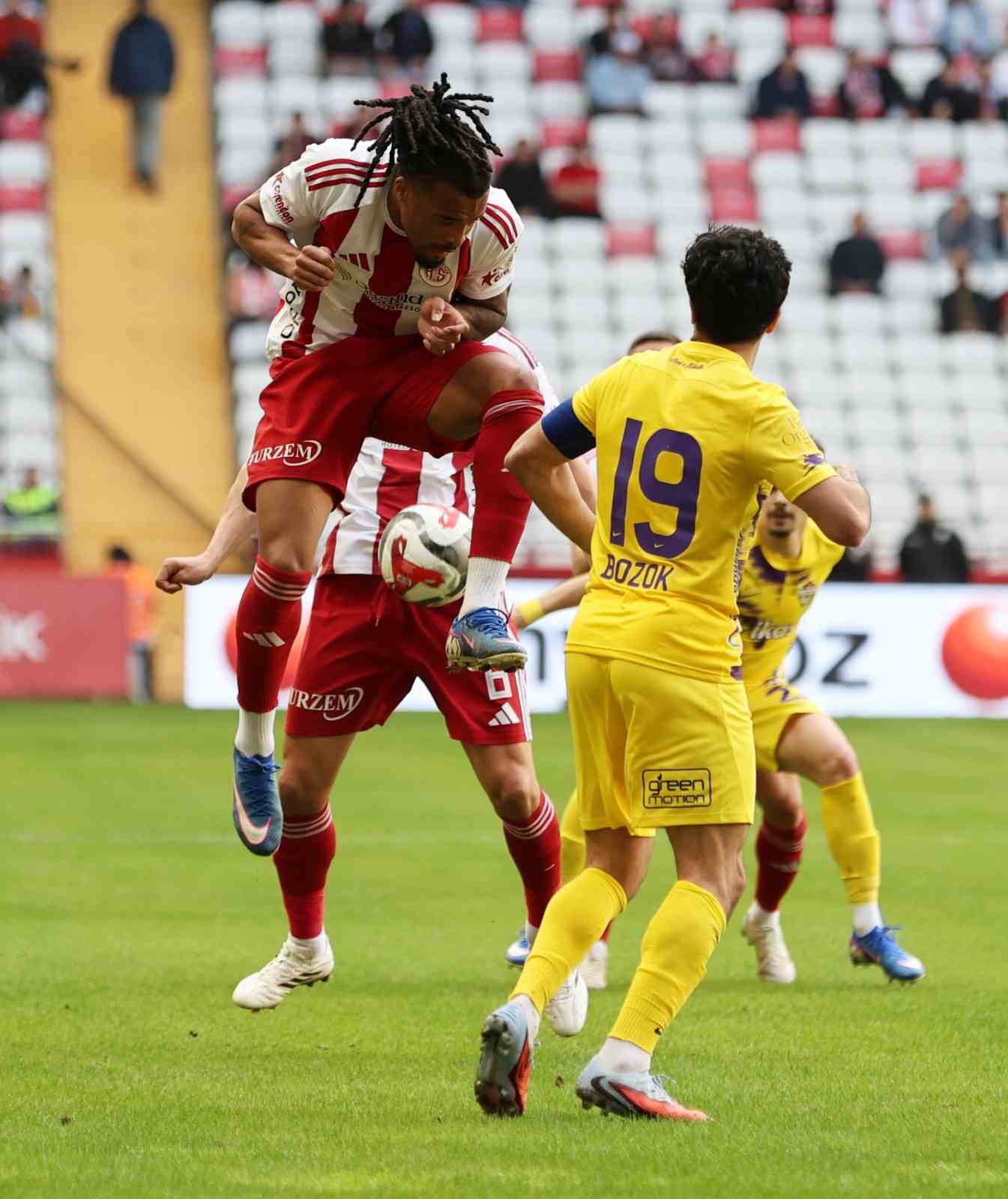 Trendyol Süper Lig: Antalyaspor: 0 - Eyüpspor: 0 (İlk yarı)
